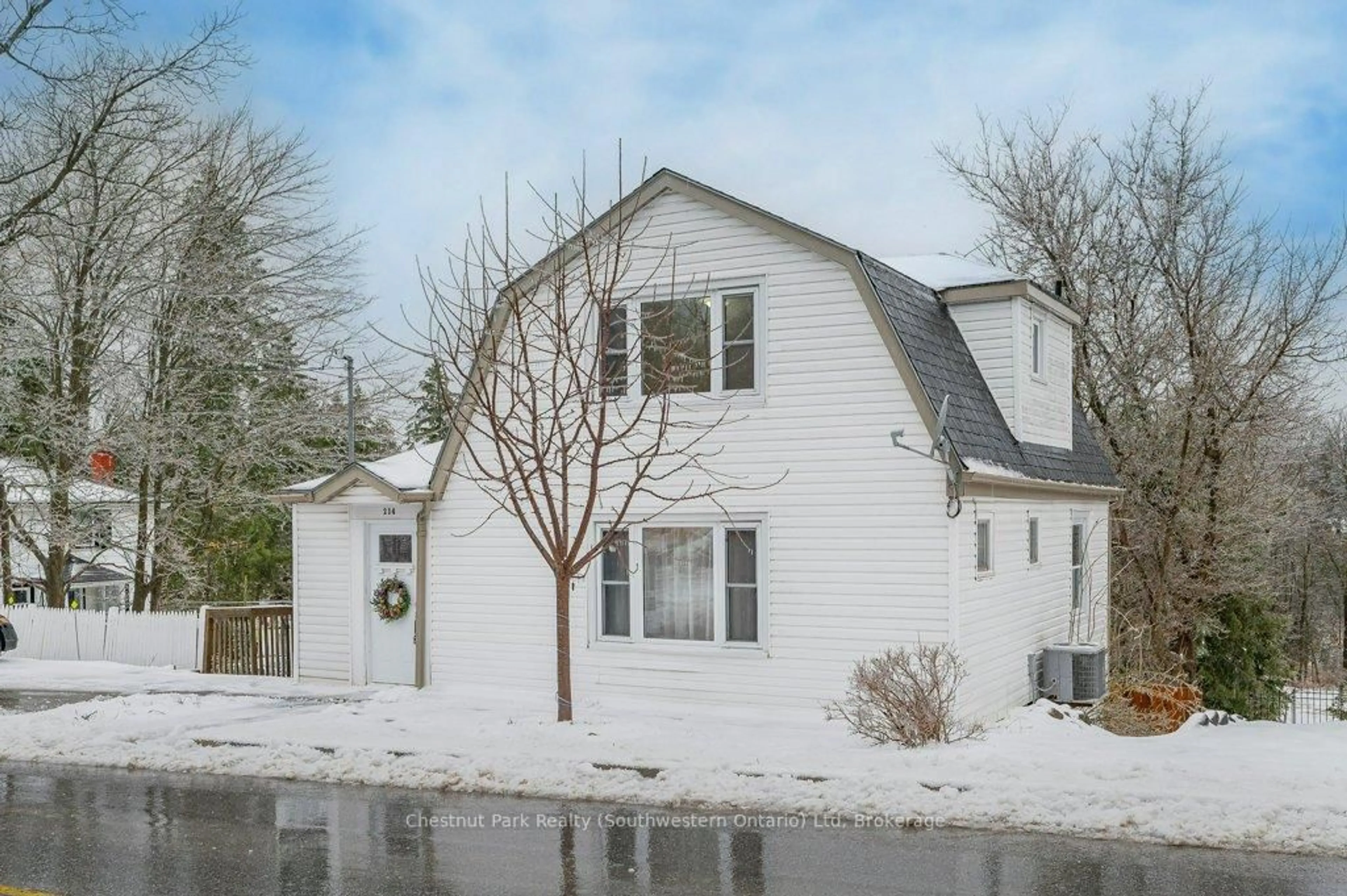 A pic from outside/outdoor area/front of a property/back of a property/a pic from drone, street for 214 Harris St, Guelph/Eramosa Ontario N0B 2K0