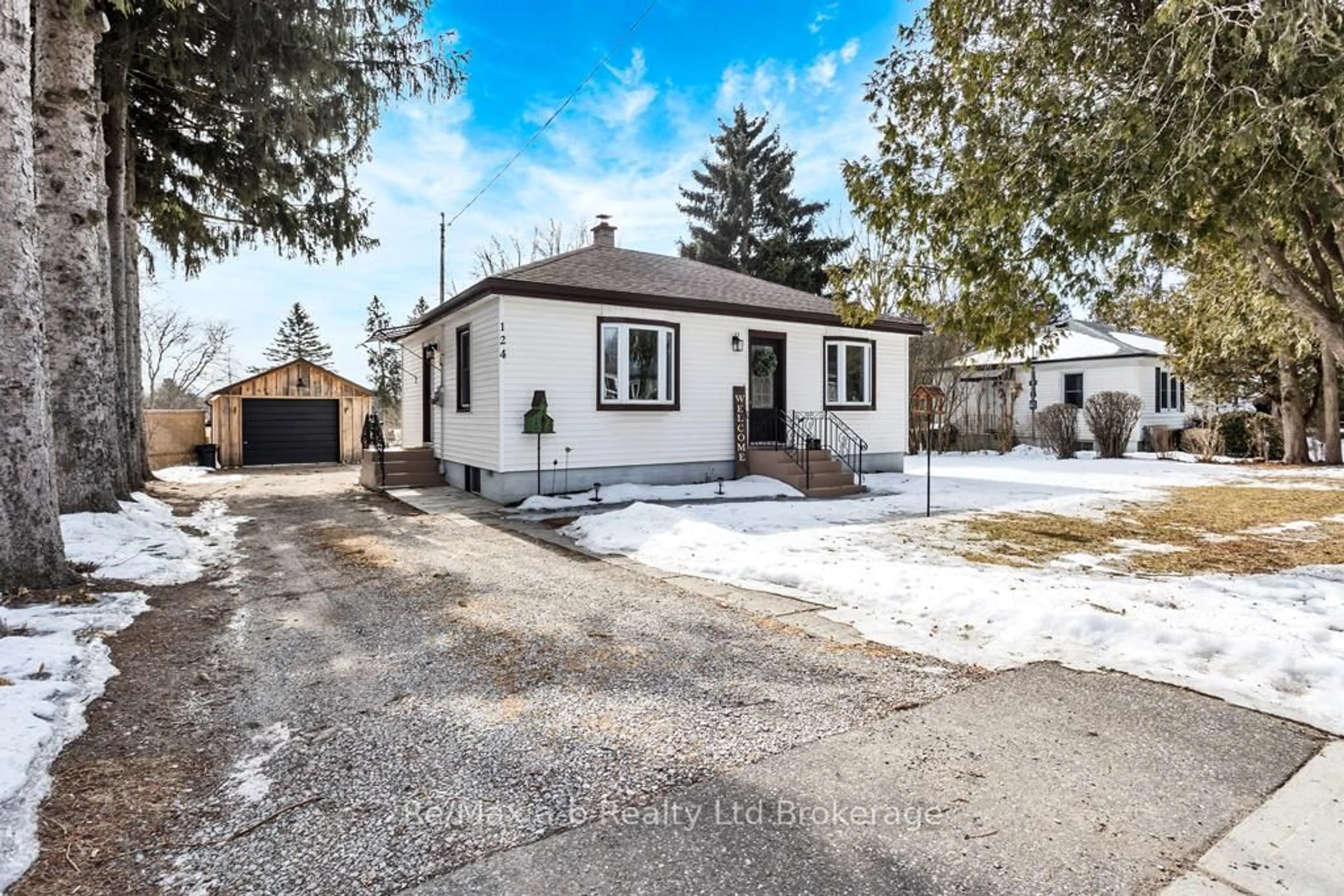 Home with vinyl exterior material, street for 124 College St, Norfolk Ontario N0E 1Y0