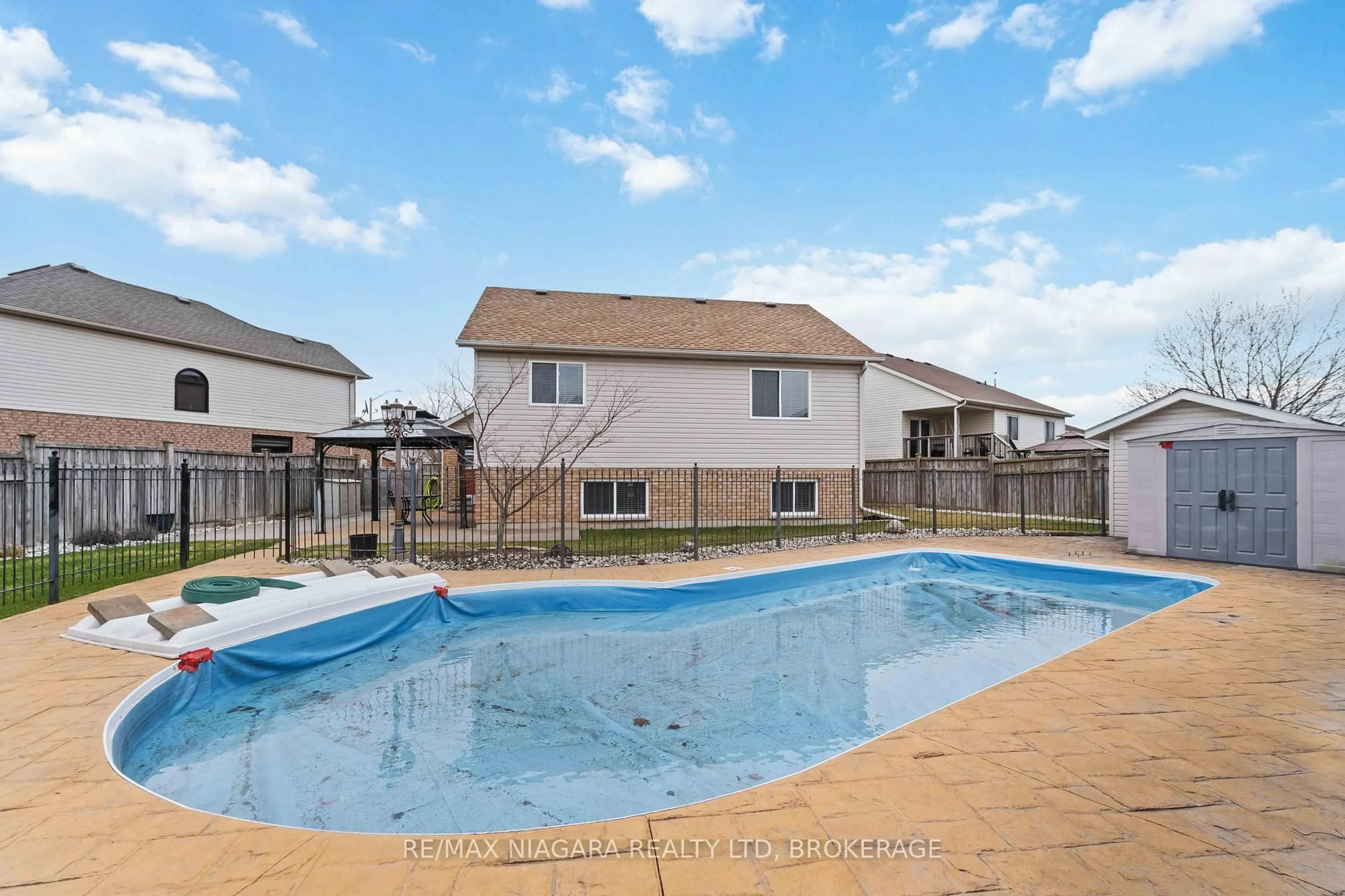 Pool for 7097 Bryanne Crt, Niagara Falls Ontario L2H 3L4