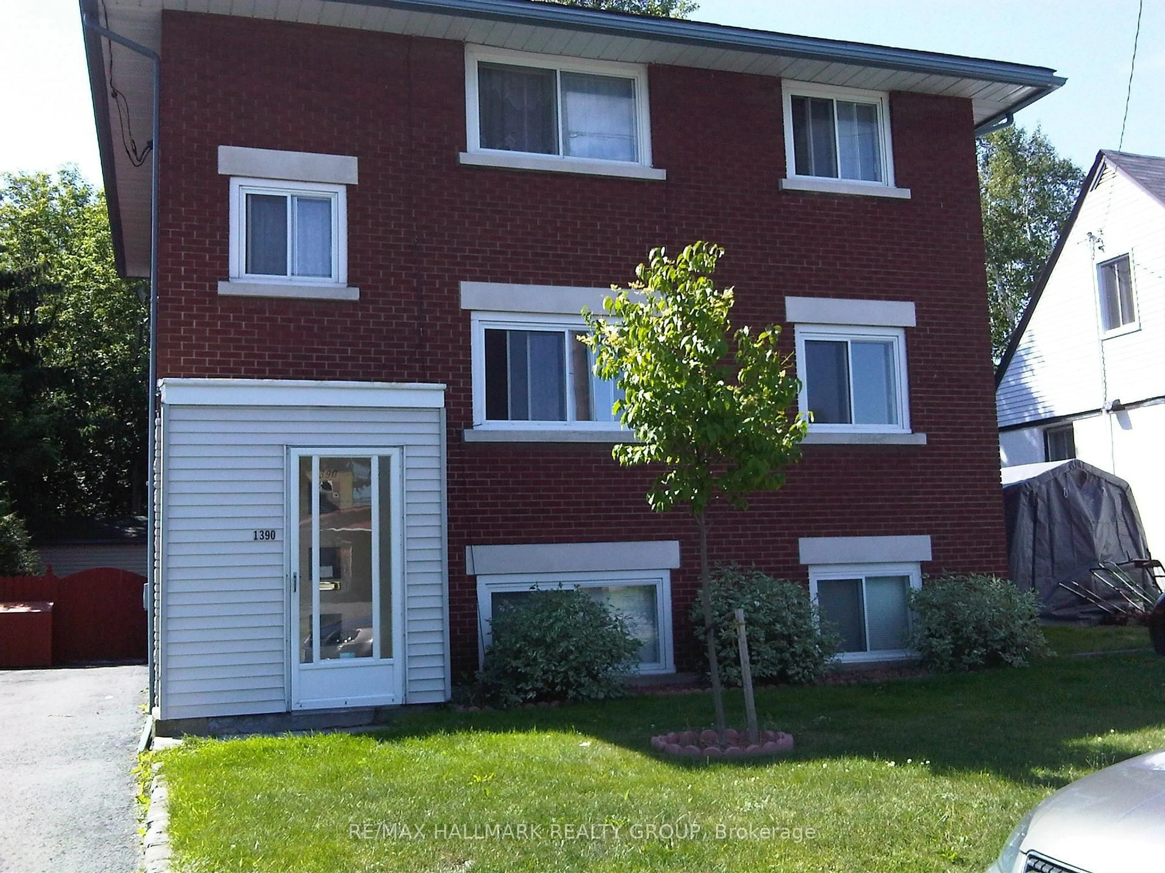 Home with brick exterior material, street for 1390 Mayview Ave, Ottawa Ontario K1Z 8H7