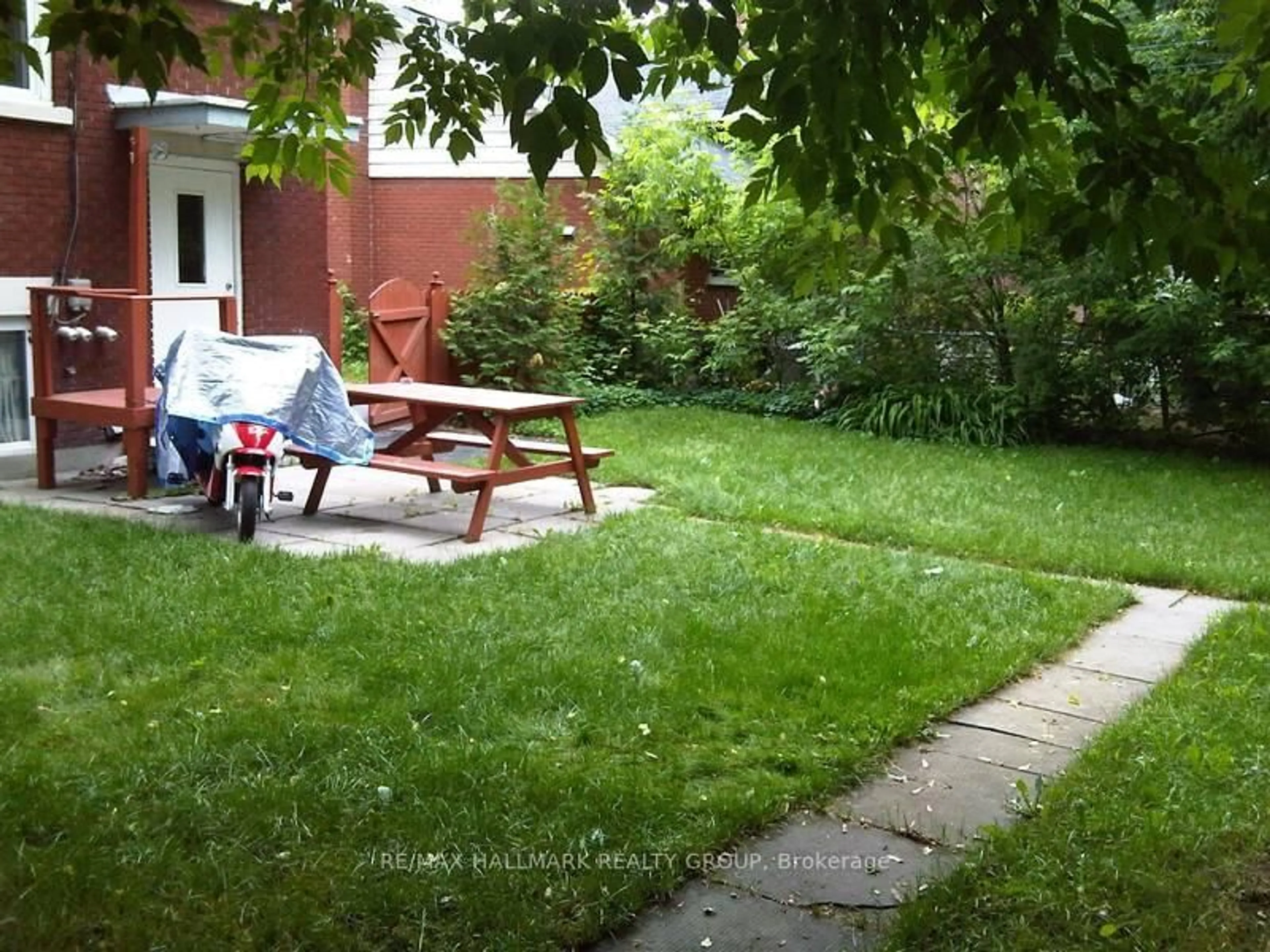 Patio, street for 1390 Mayview Ave, Ottawa Ontario K1Z 8H7