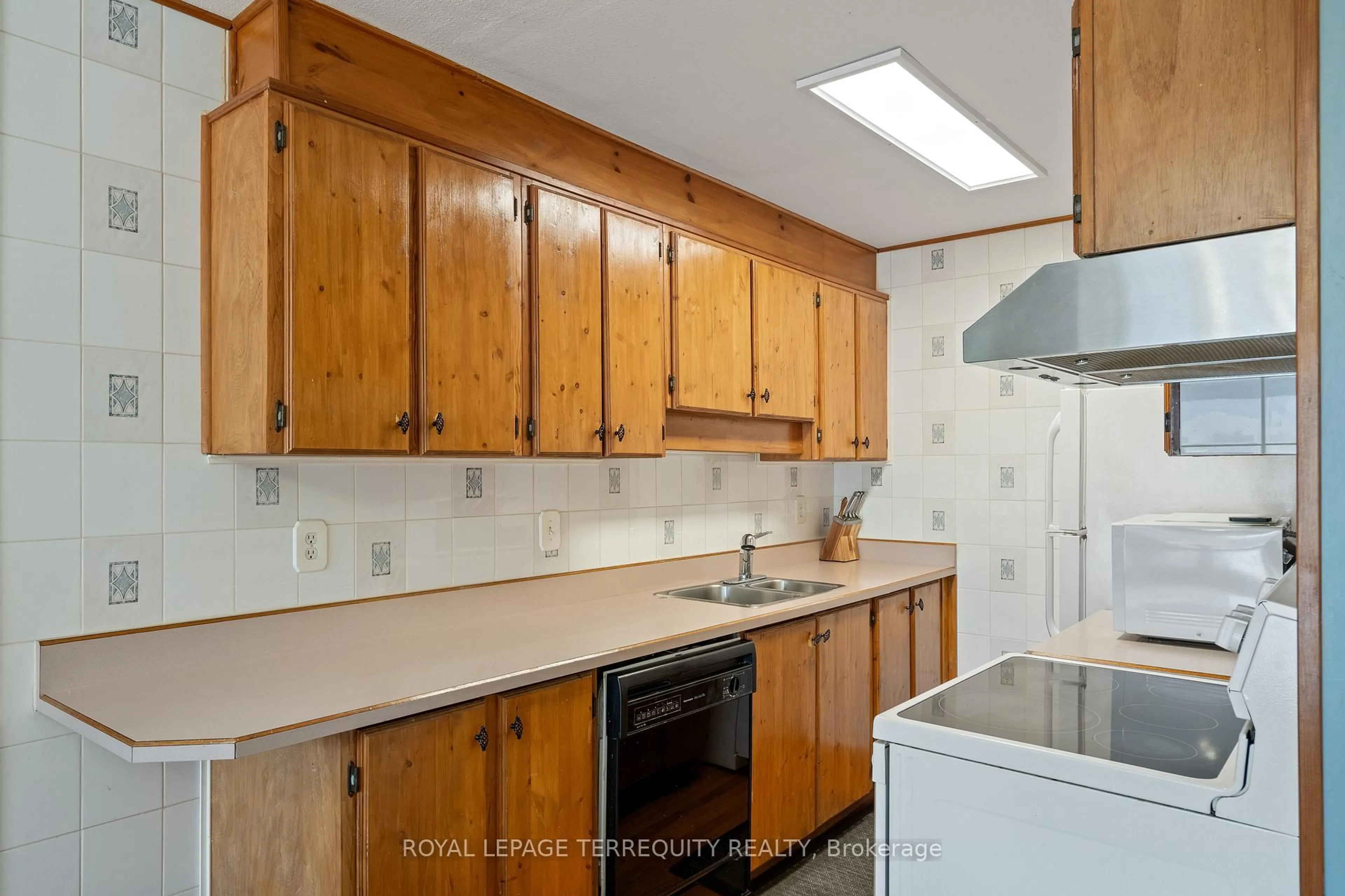 Standard kitchen, unknown for 185 Denistoun St #53, Welland Ontario L3C 6J6