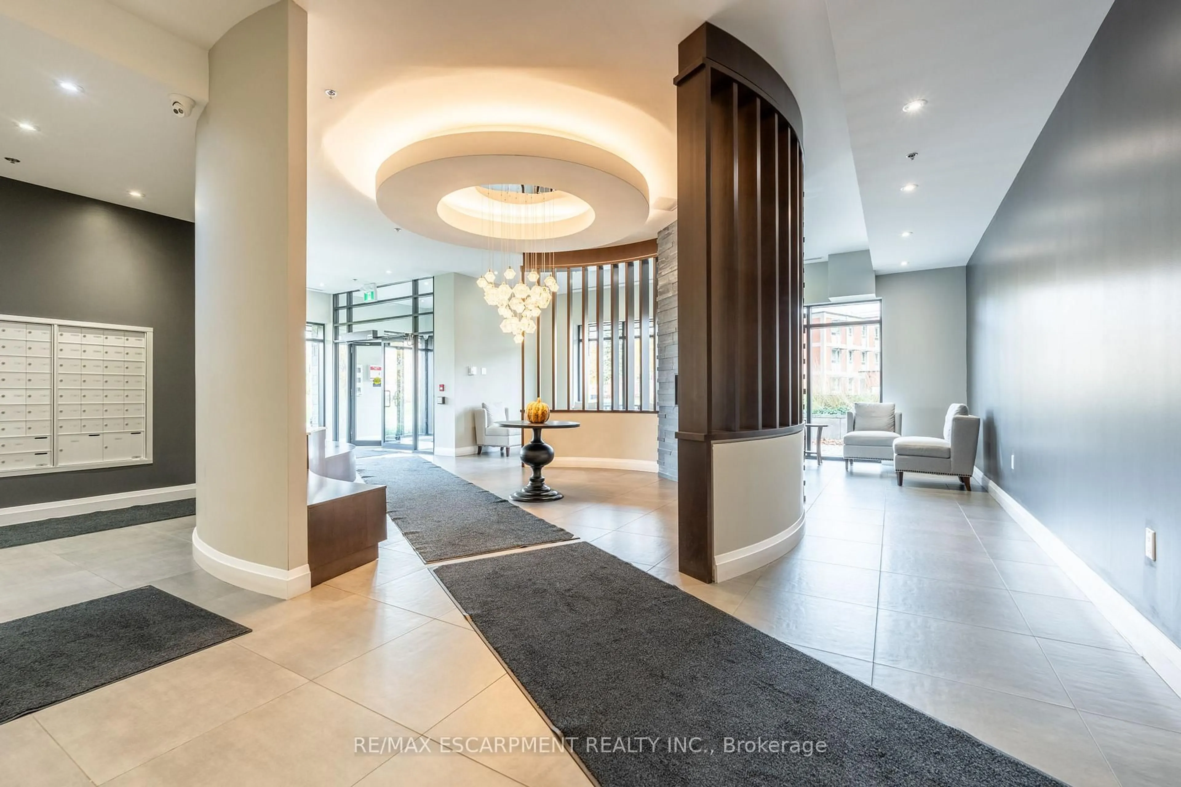 Indoor foyer for 1 Redfern Ave #441, Hamilton Ontario L9C 0E6