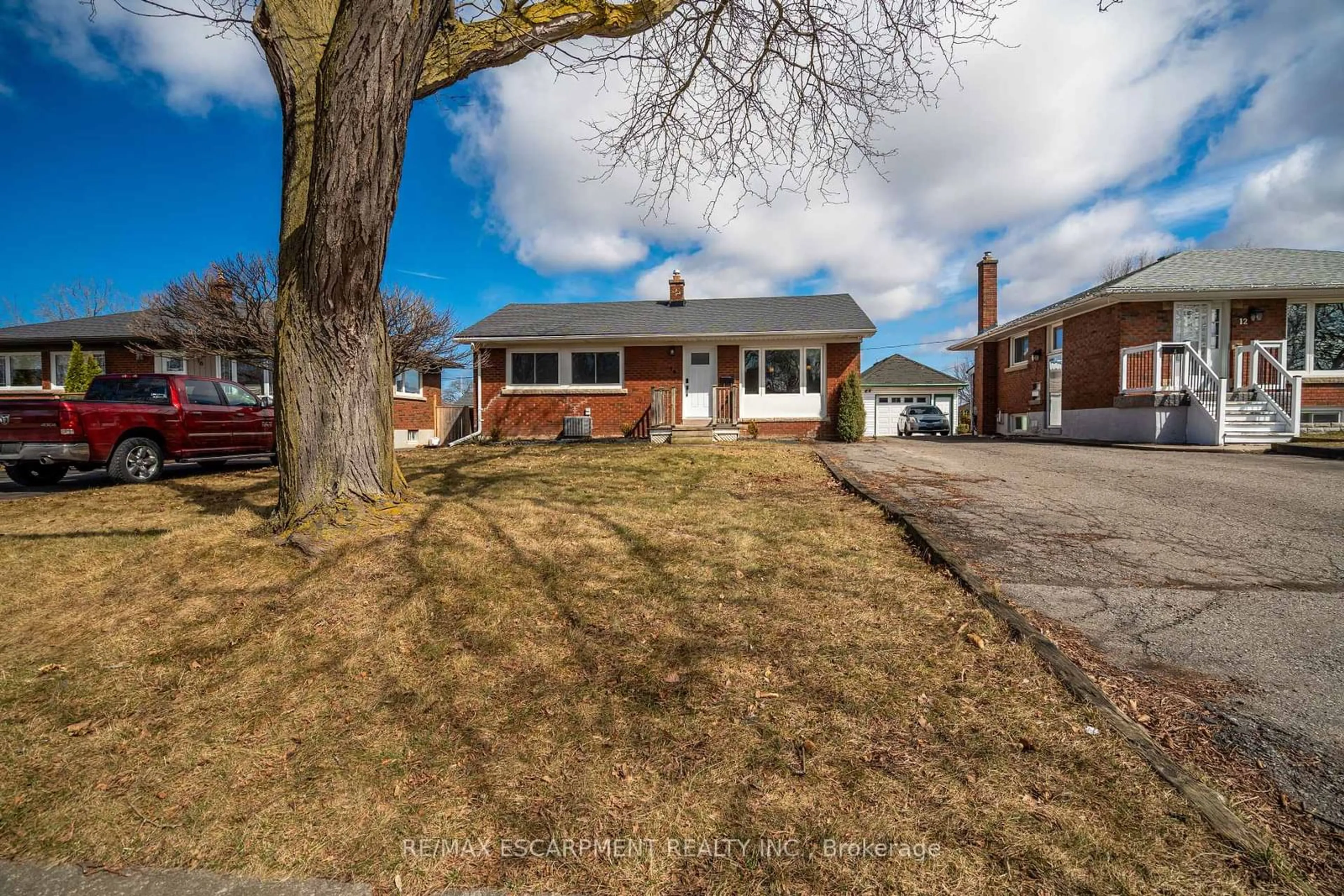 A pic from outside/outdoor area/front of a property/back of a property/a pic from drone, street for 14 Milton Rd, St. Catharines Ontario L2P 3E8