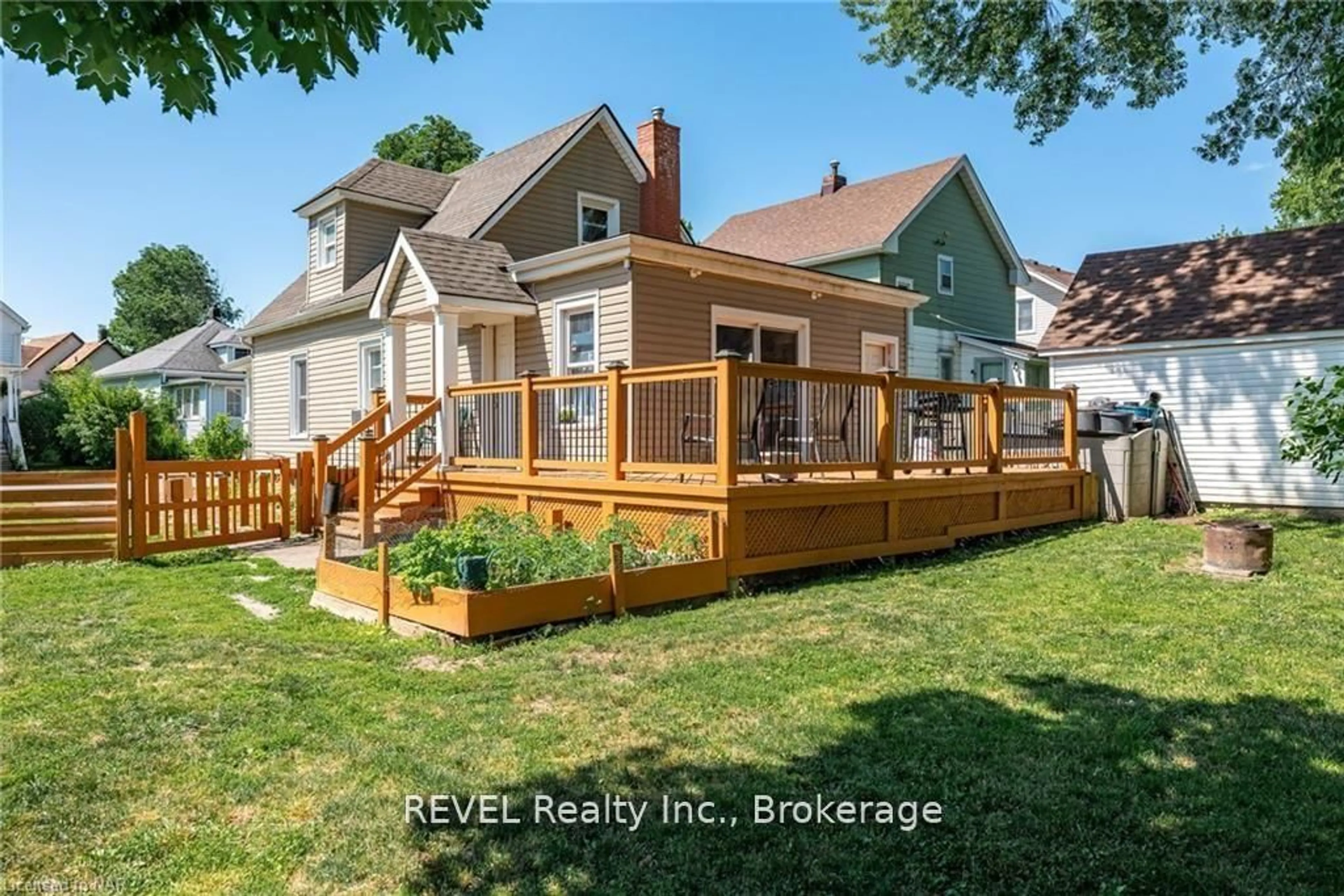 Patio, water/lake/river/ocean view for 4699 Ryerson Cres, Niagara Falls Ontario L2E 1E6