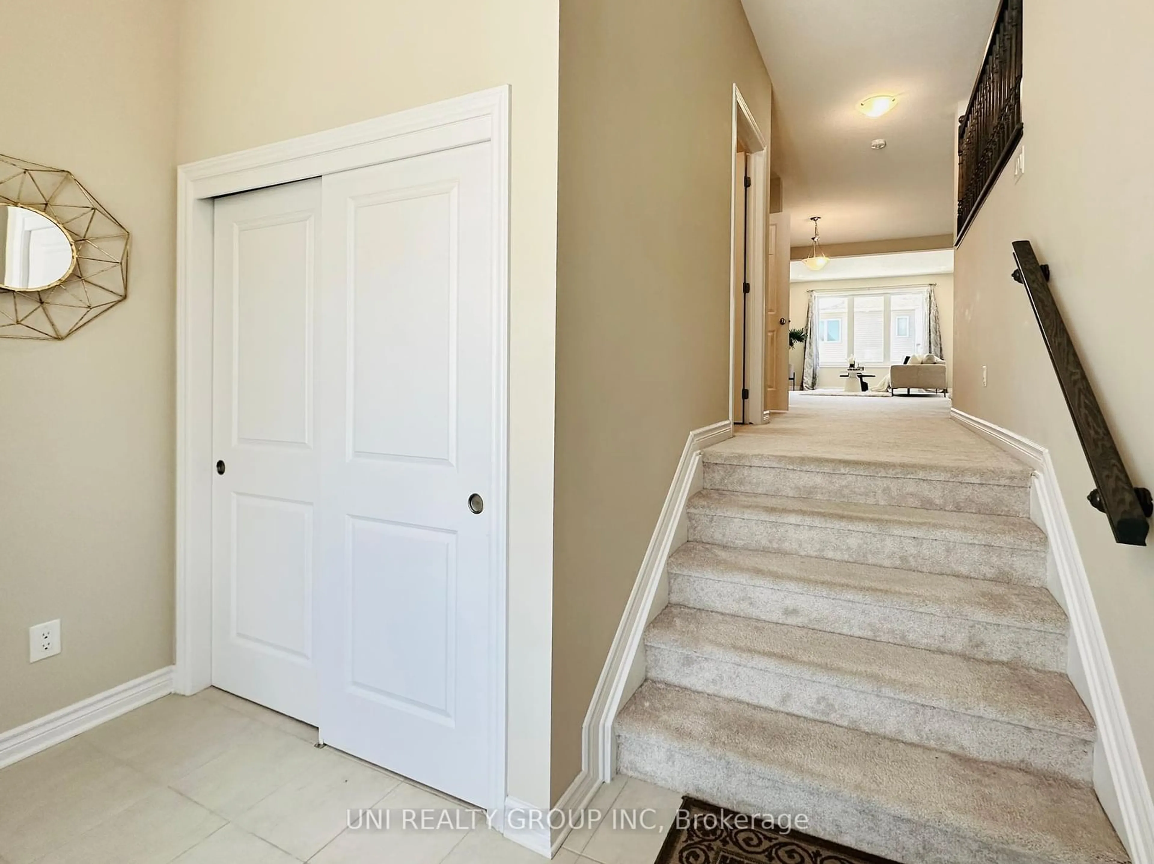 Indoor entryway for 553 Lilith St, Ottawa Ontario K2J 6M1