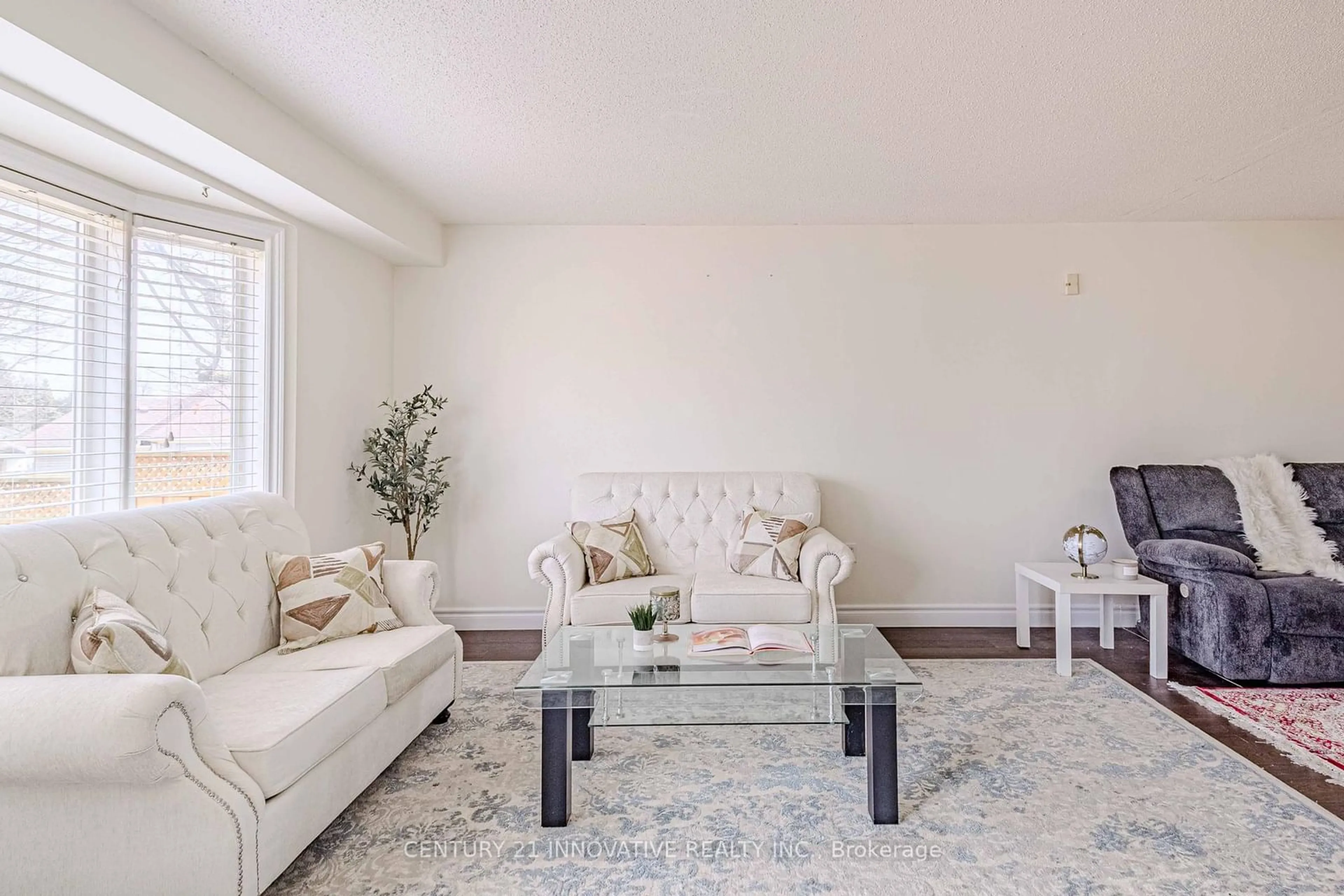 Living room with furniture, unknown for 29 Brookheath Lane, Hamilton Ontario L0R 1W0