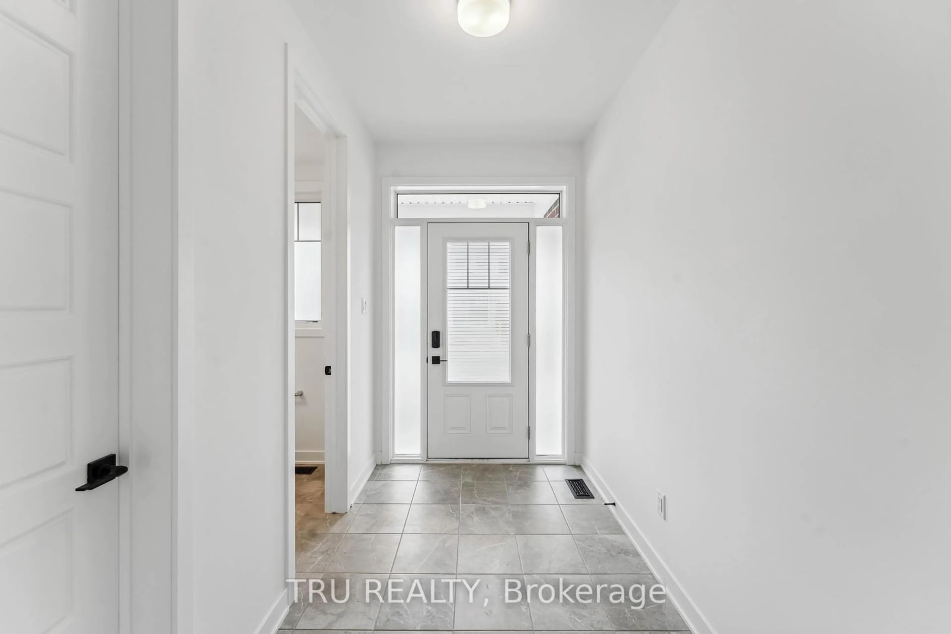 Indoor entryway for 815 Snap Hook Cres, Ottawa Ontario K2J 6H1