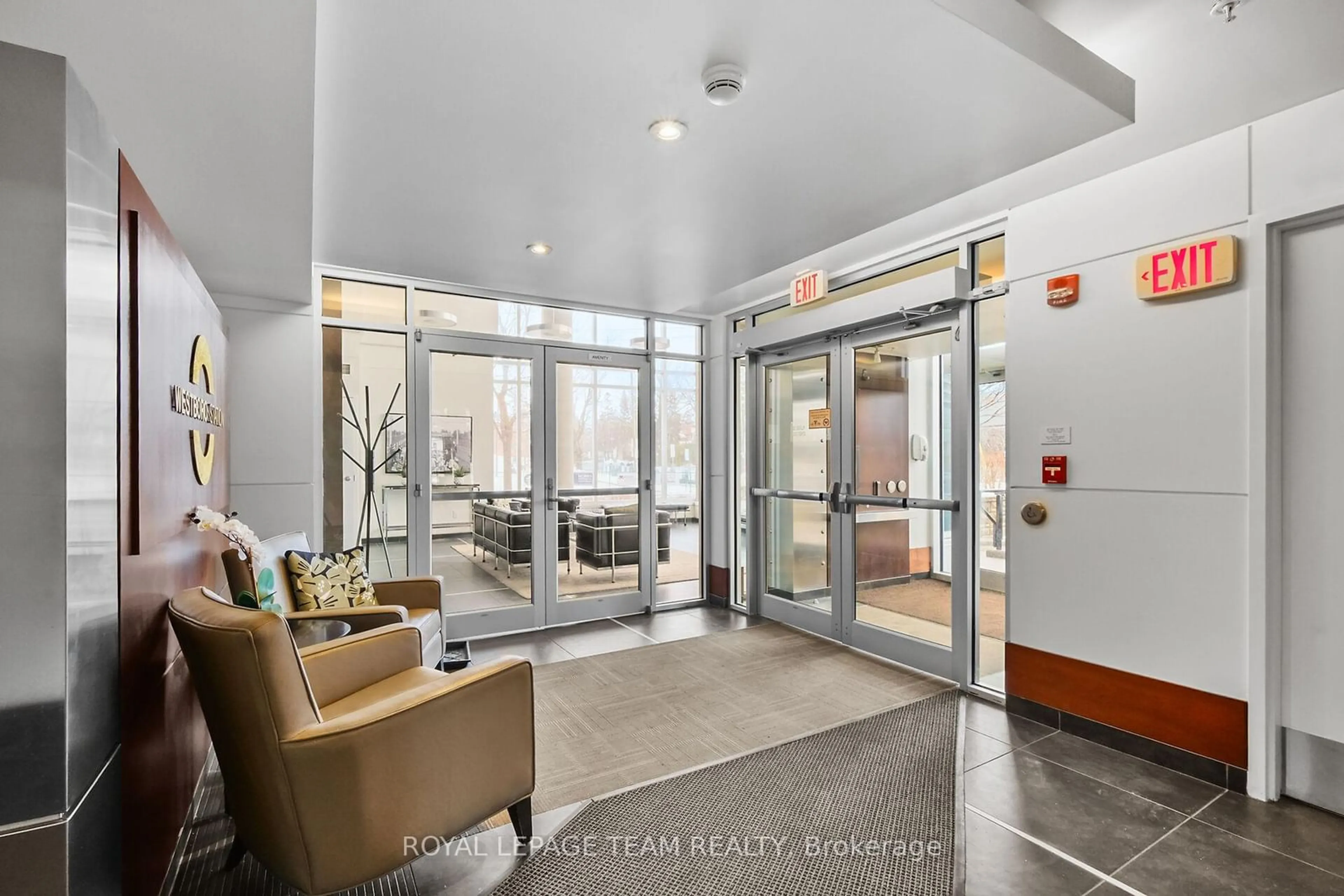 Indoor foyer for 401 Golden Ave #704, Ottawa Ontario K2A 1H4