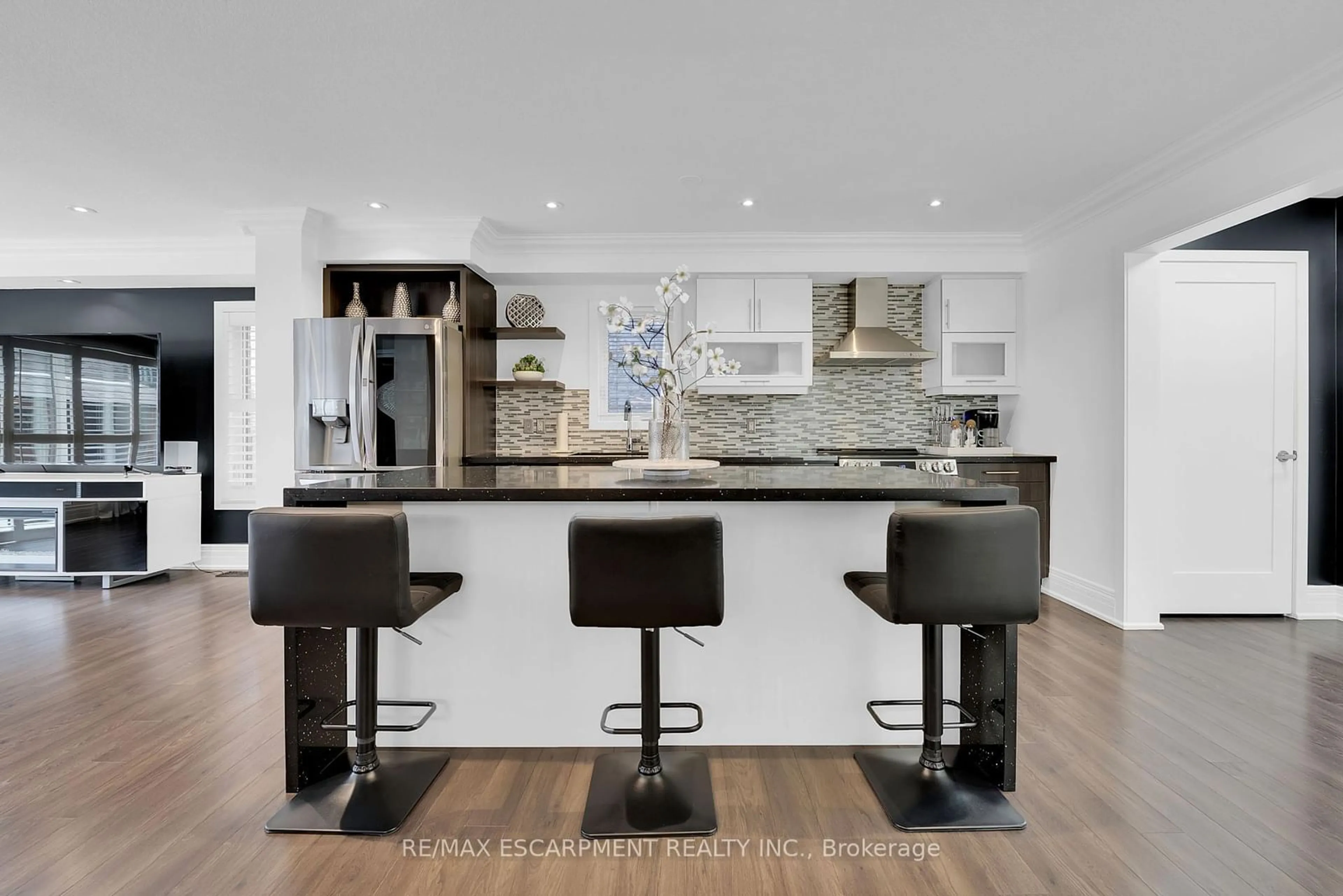 Contemporary kitchen, unknown for 72 Aldgate Ave, Hamilton Ontario L8J 0J1
