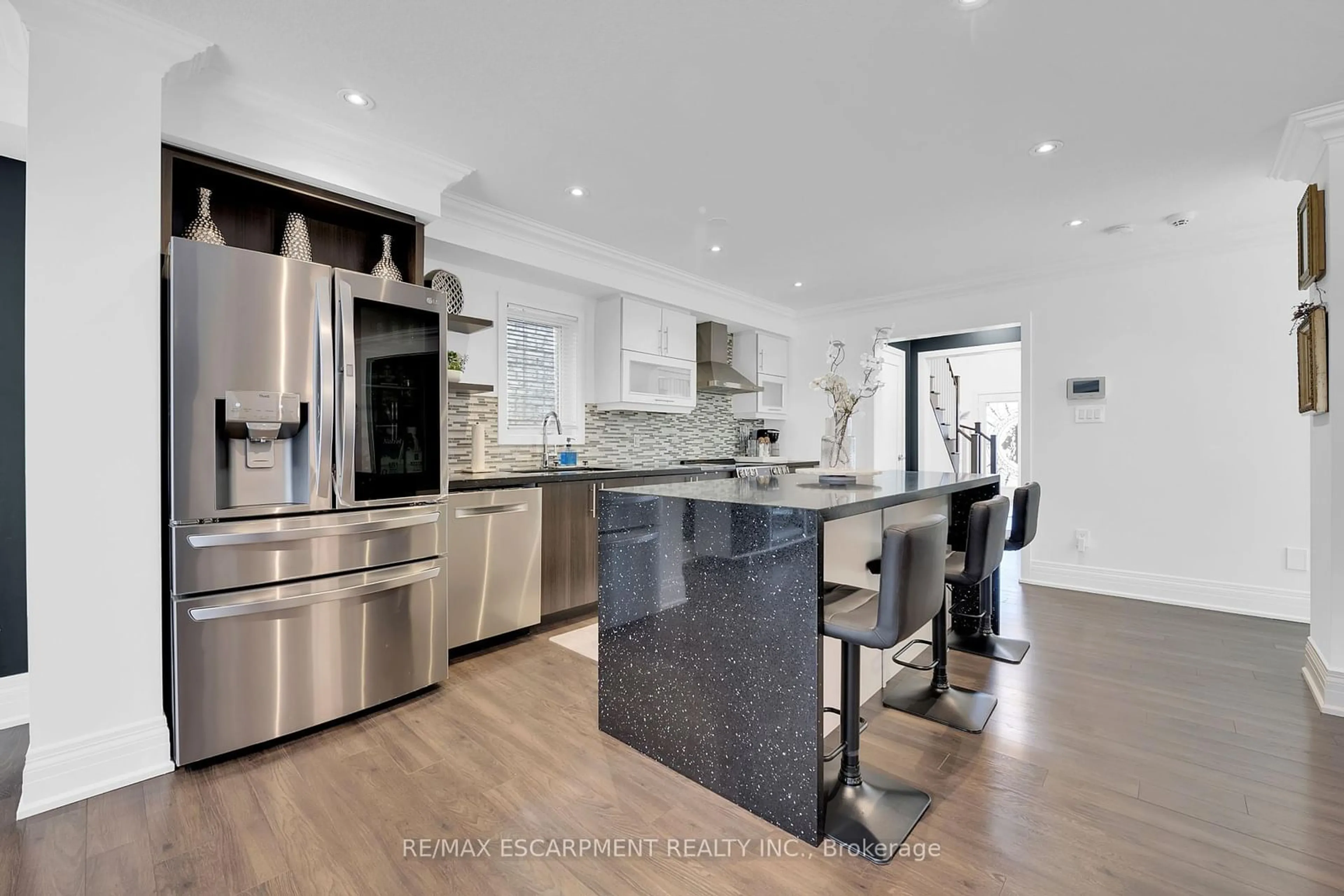 Contemporary kitchen, unknown for 72 Aldgate Ave, Hamilton Ontario L8J 0J1