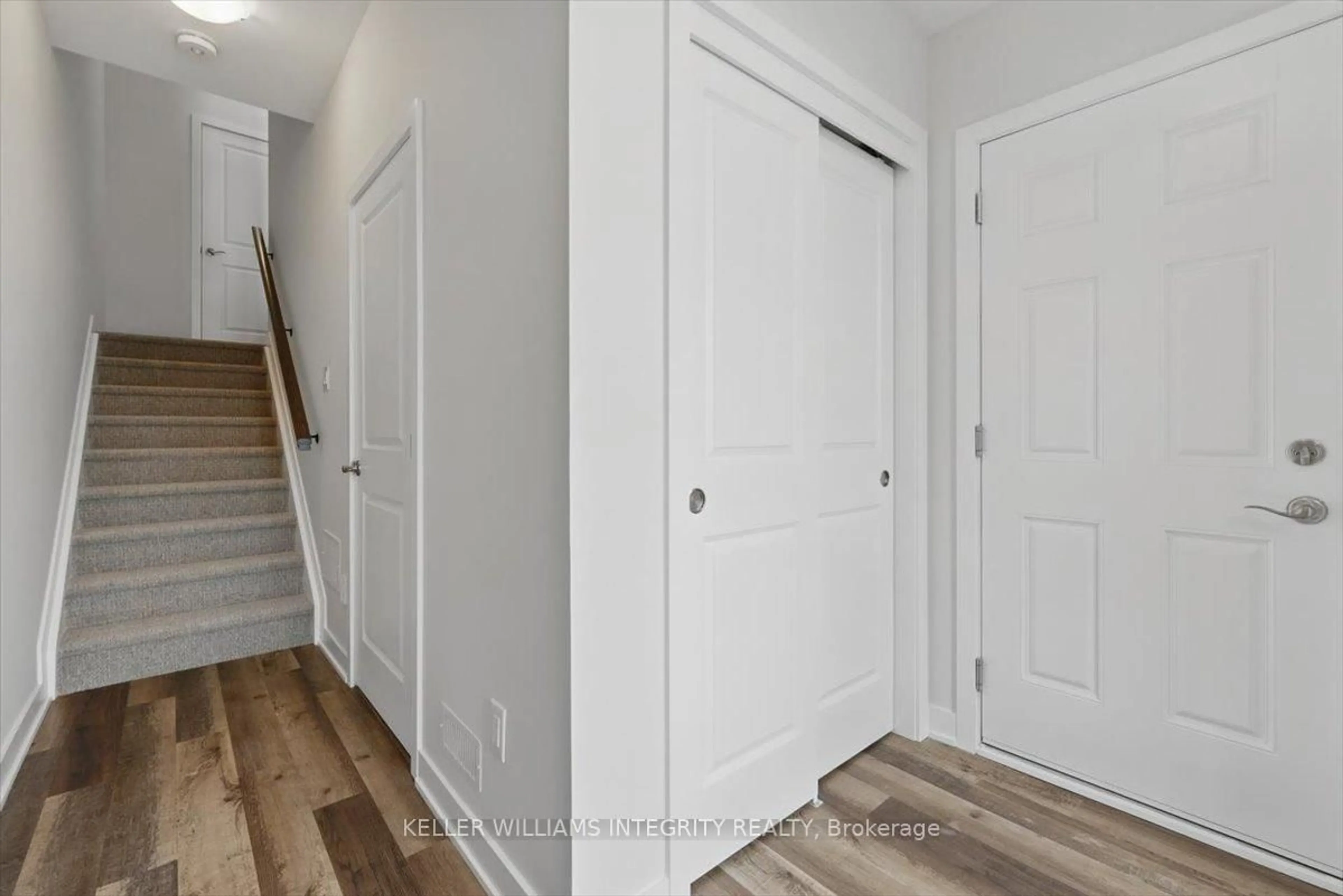 Indoor entryway for 541 LOURMARIN Private, Ottawa Ontario K4A 5M2