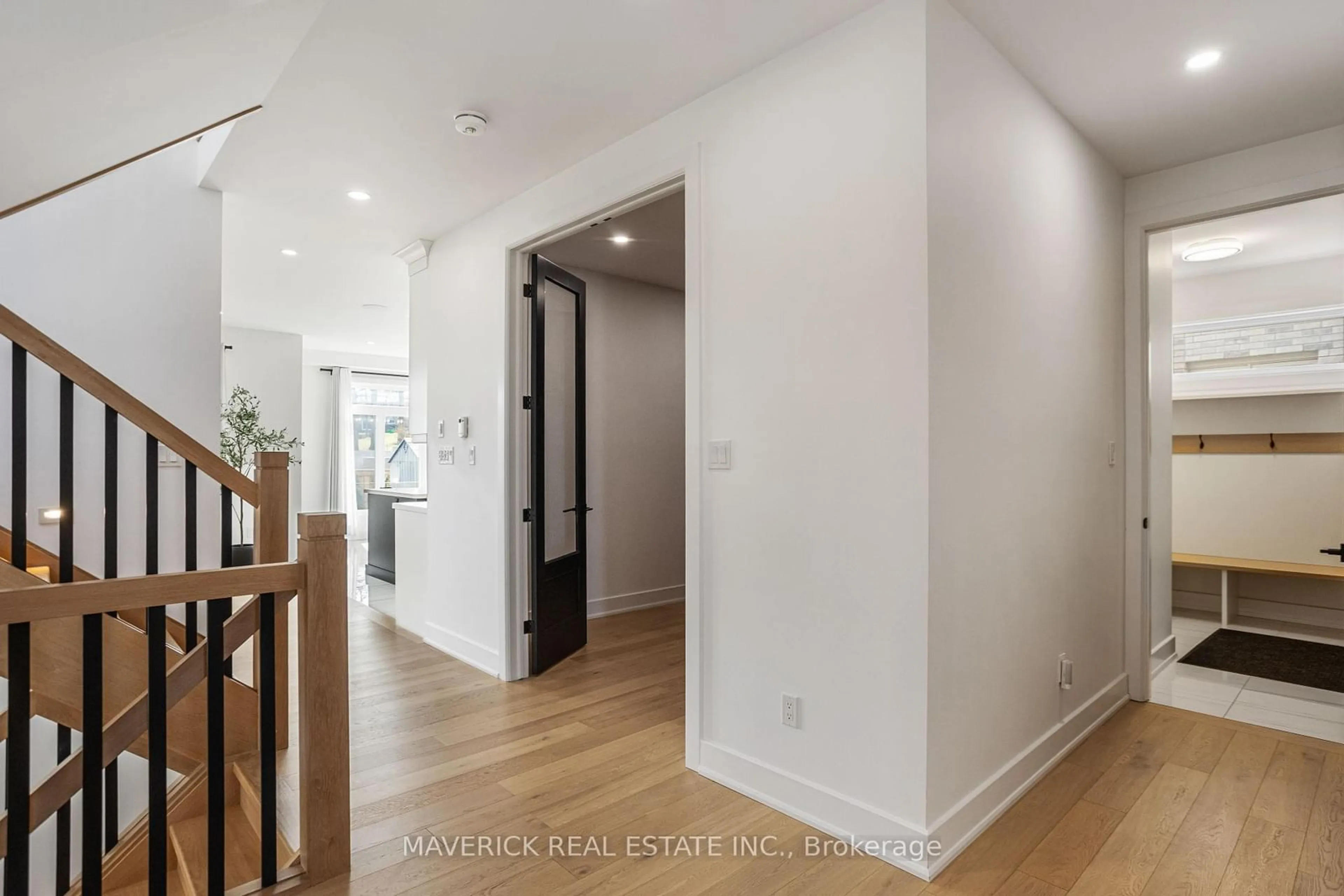 Indoor entryway for 2185 Linkway Blvd, London South Ontario N6K 0K8