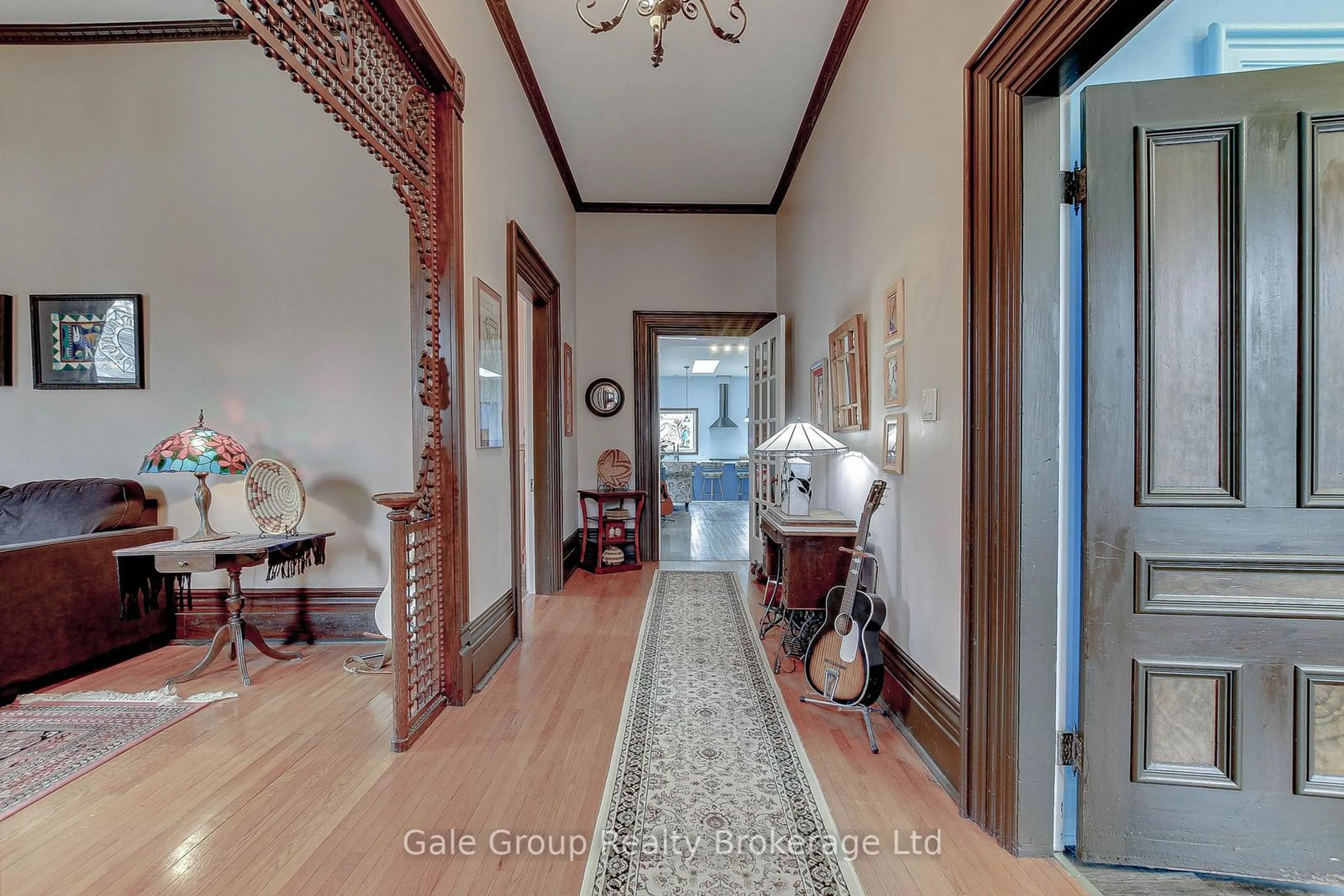 Indoor foyer for 5 Hull Rd, Strathroy-Caradoc Ontario N7G 2B7