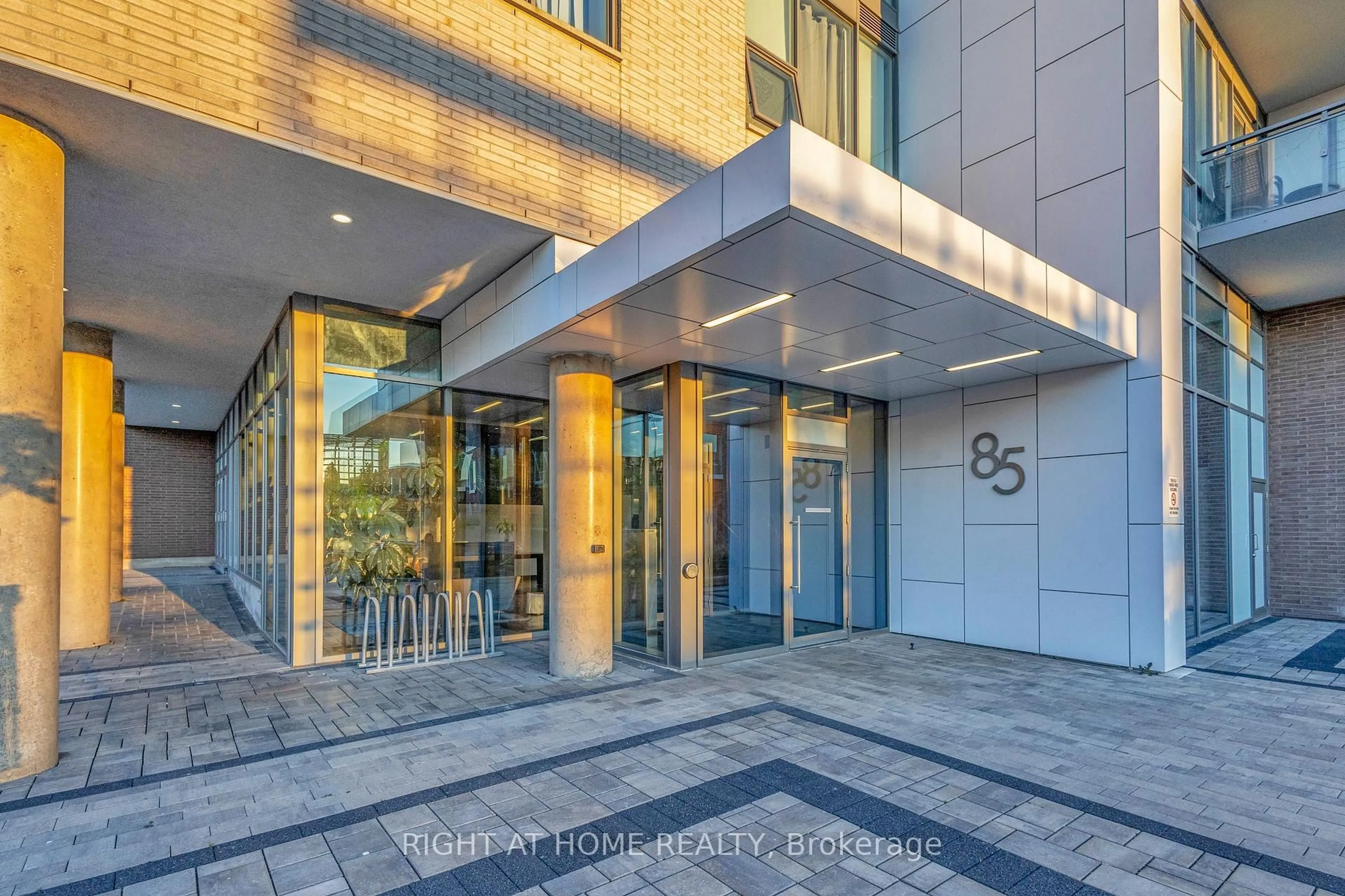 Indoor foyer for 85 Duke St #105, Kitchener Ontario N2H 0B7