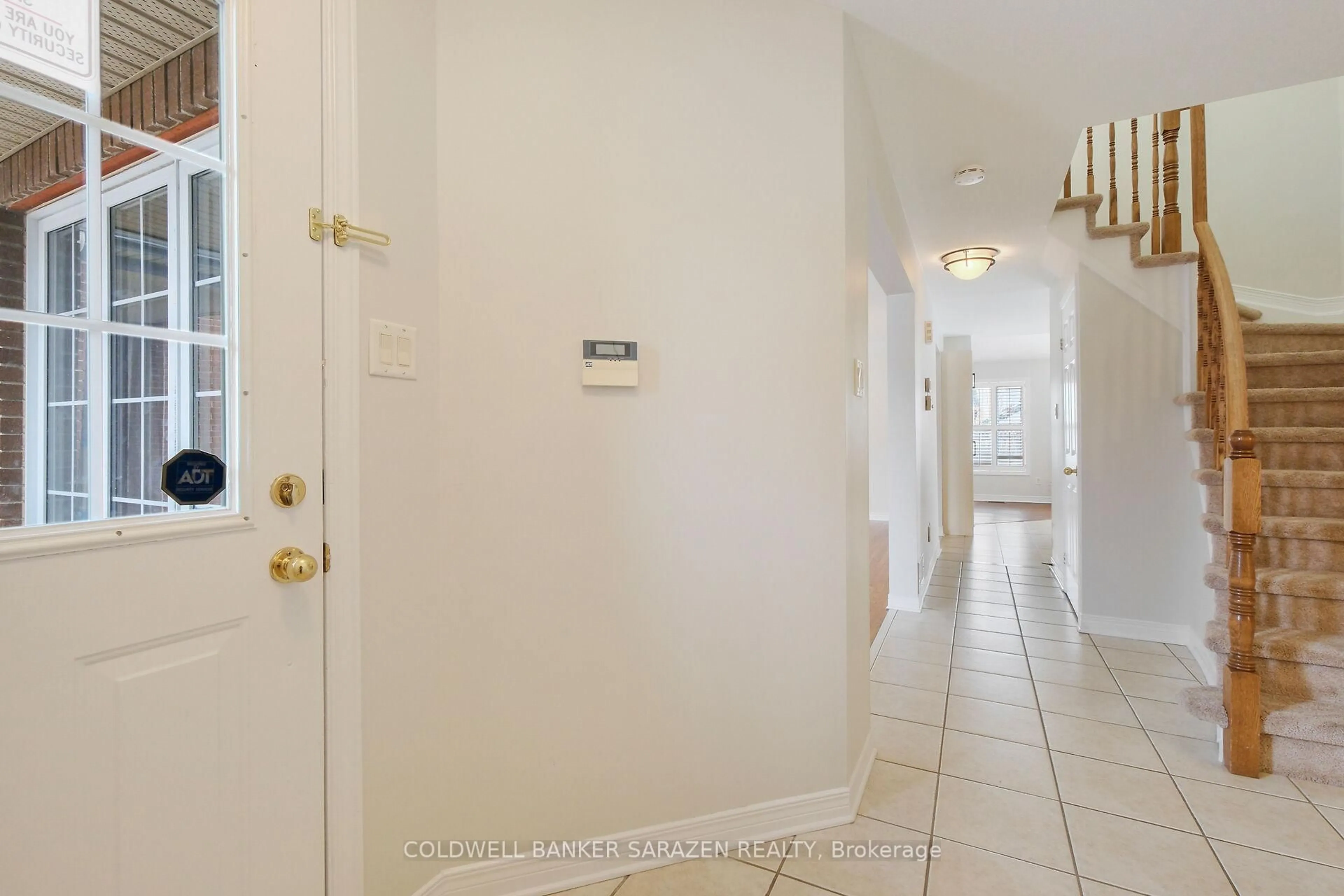 Indoor entryway for 92 Borealis Cres, Ottawa Ontario K1K 4T6
