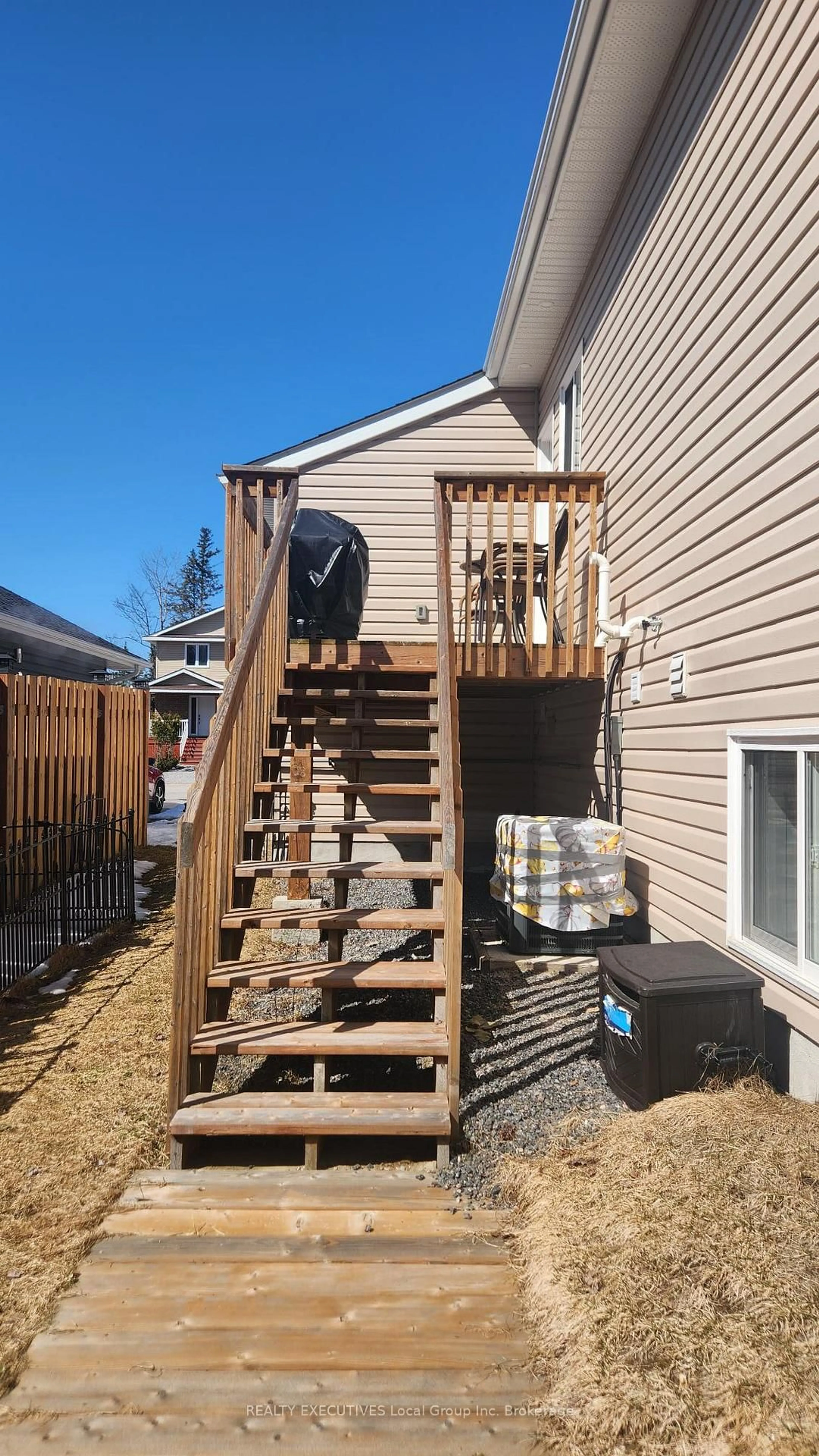 Stairs for 325 THELMA Ave, North Bay Ontario P1A 4M9
