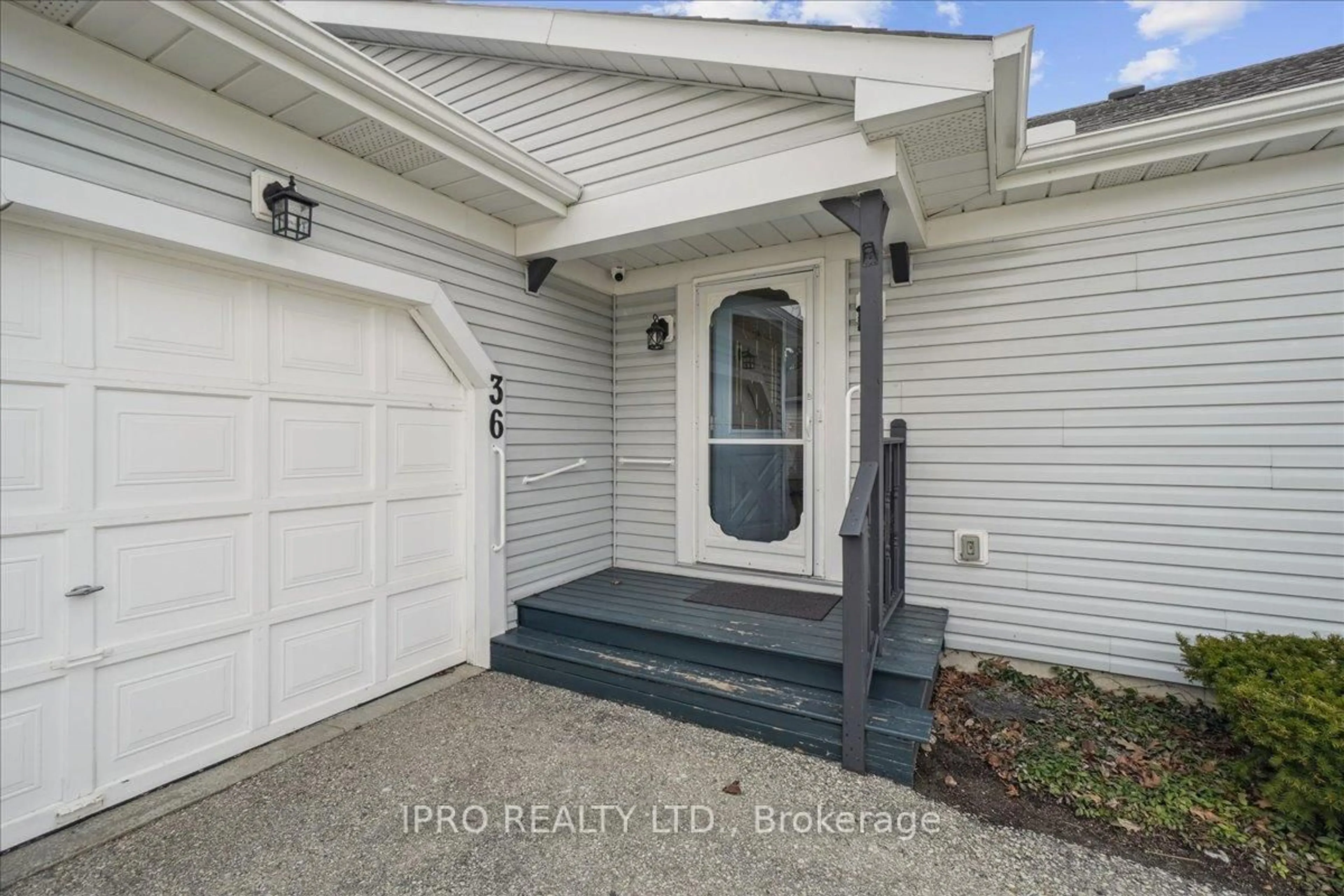 Indoor entryway for 36 white bark Way, Centre Wellington Ontario N0B 1J0