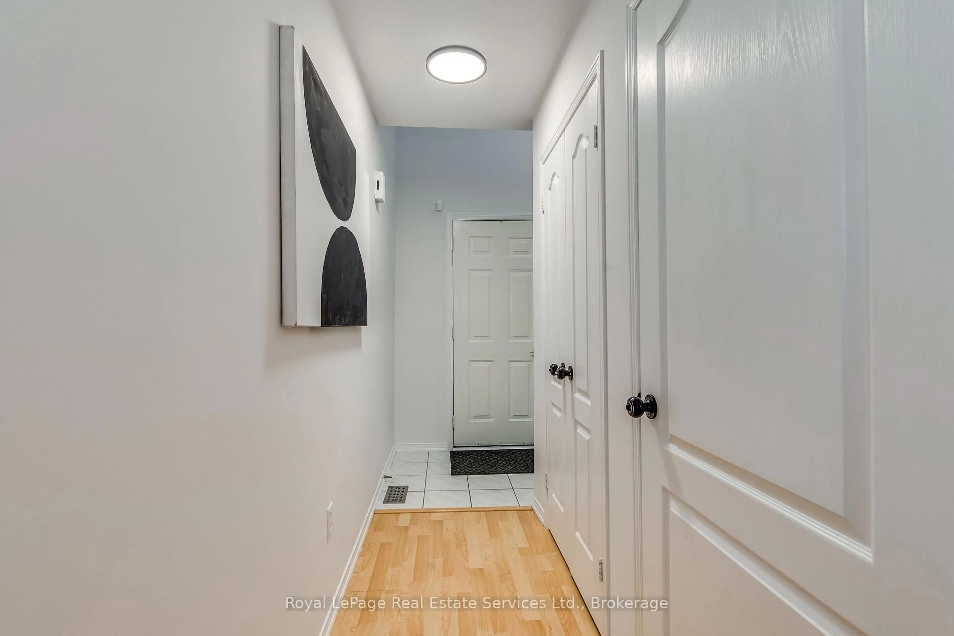 Indoor entryway for 39 Foxborough Dr, Hamilton Ontario L9G 4Y9