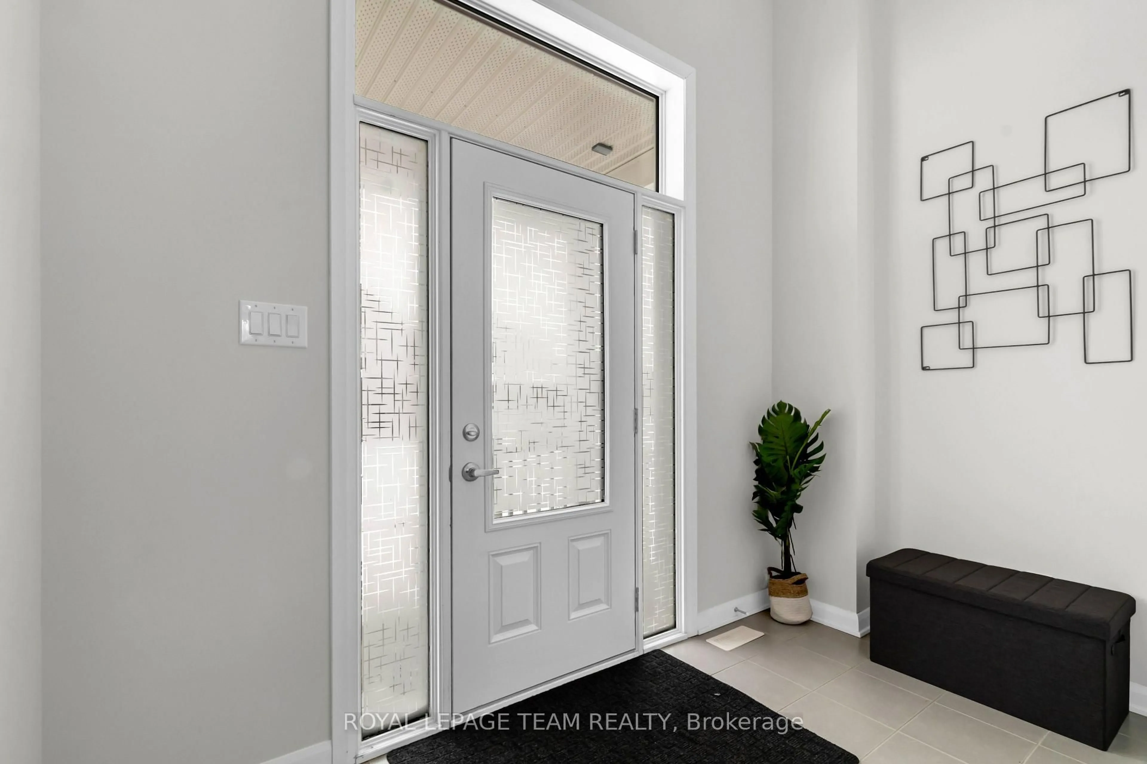 Indoor entryway for 304 Cloyne Cres, Ottawa Ontario K2J 6W3