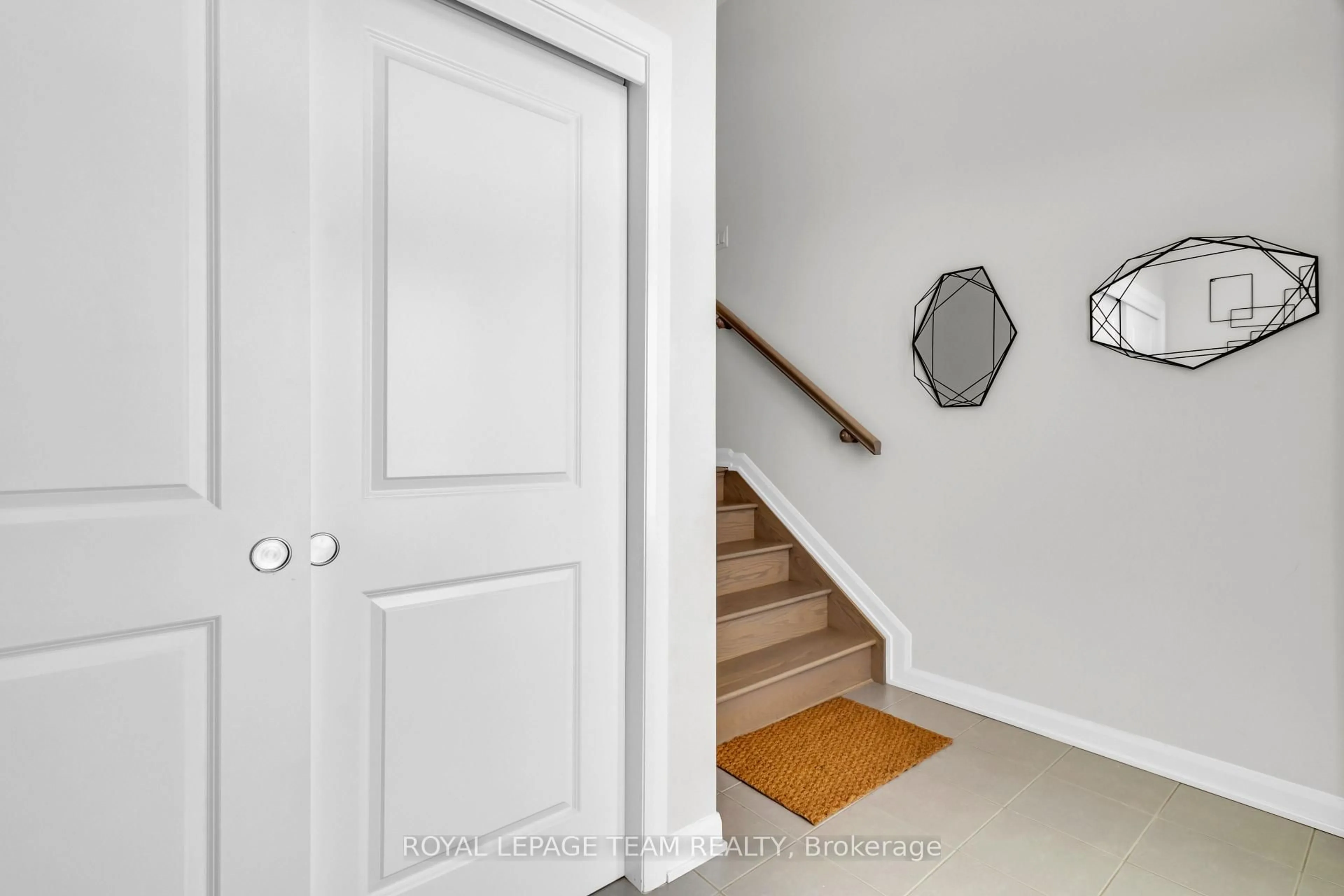 Indoor entryway for 304 Cloyne Cres, Ottawa Ontario K2J 6W3