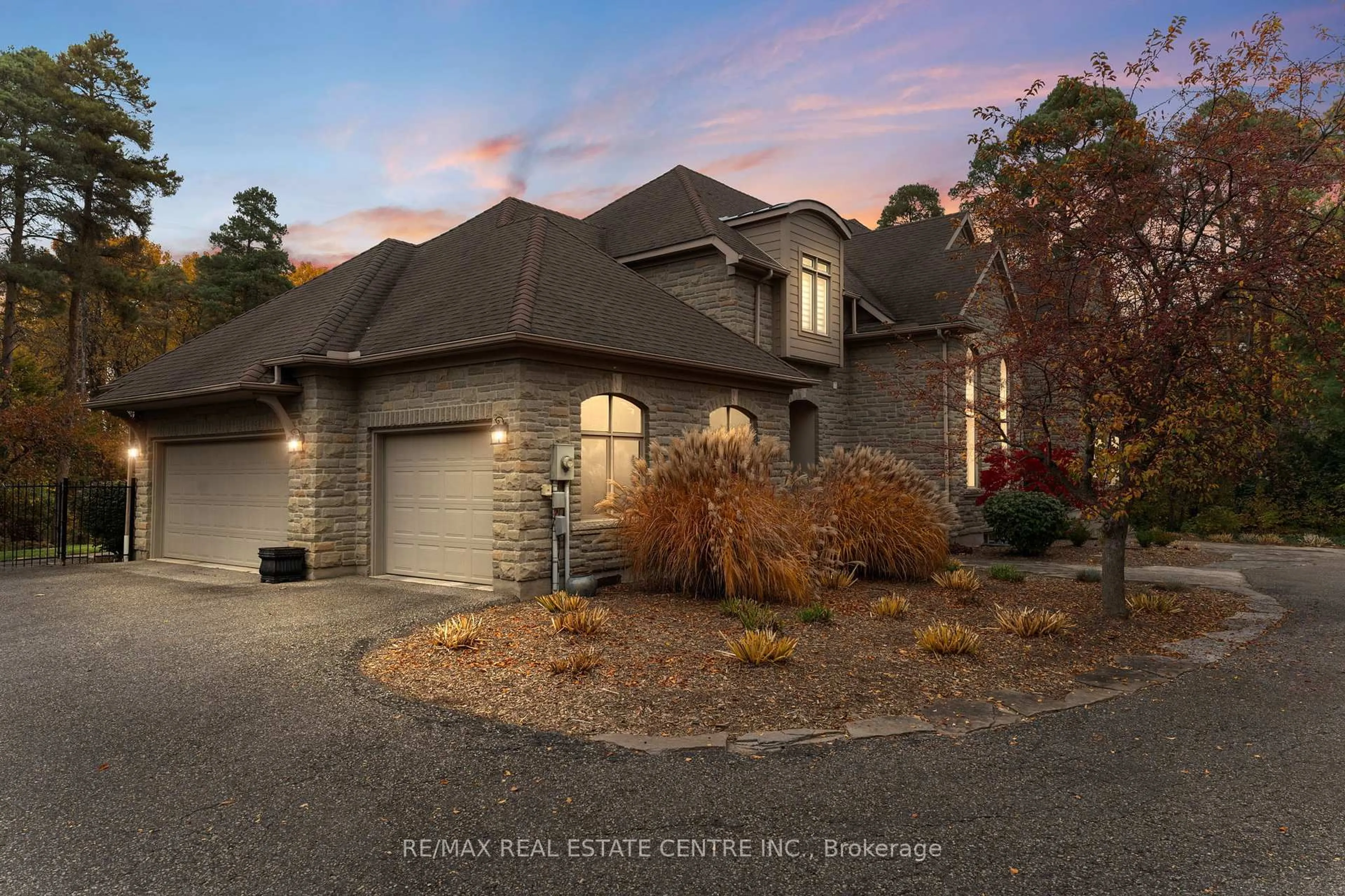 Home with brick exterior material, street for 994 Stonebrook Rd, Cambridge Ontario N1T 1H6