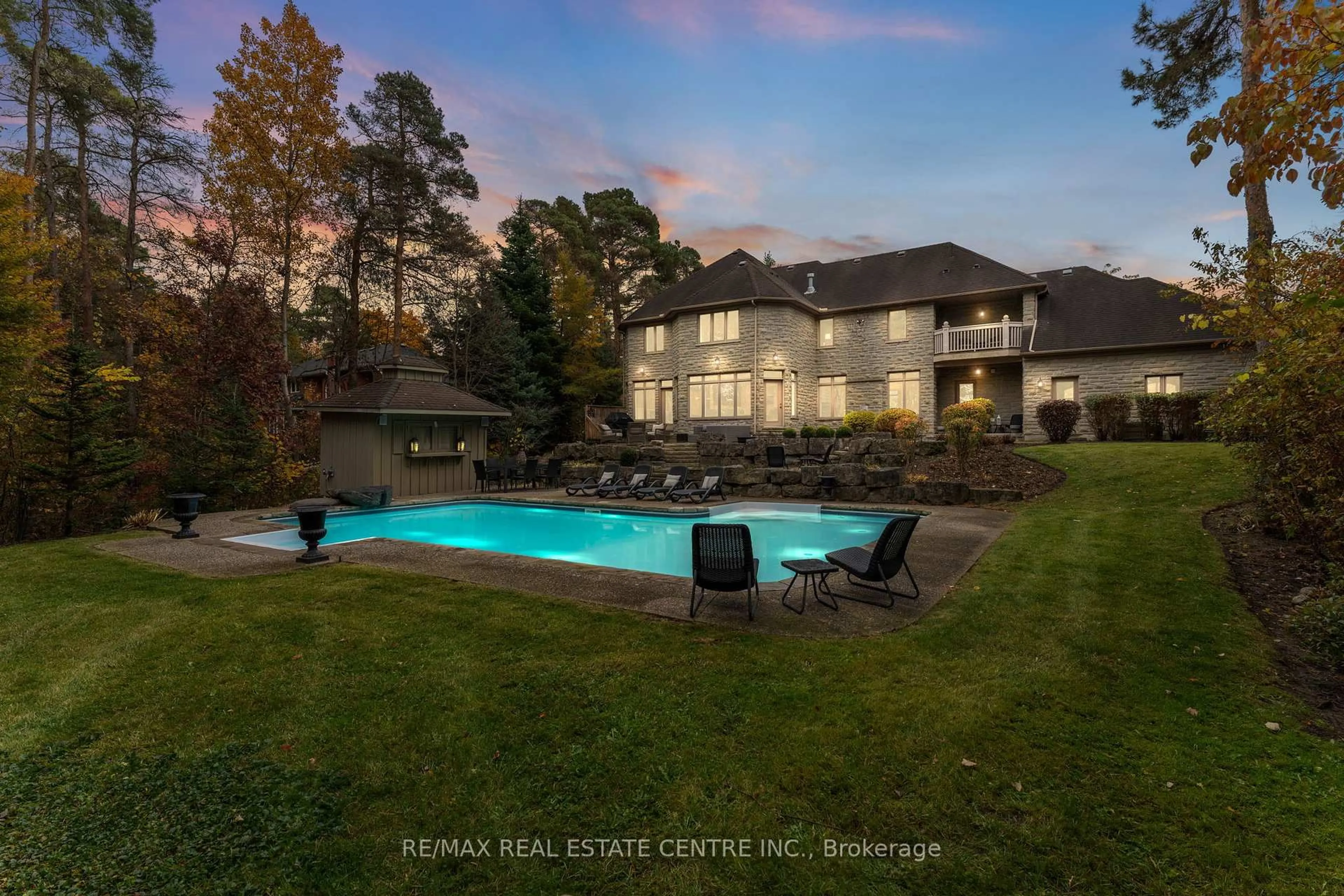 Pool for 994 Stonebrook Rd, Cambridge Ontario N1T 1H6