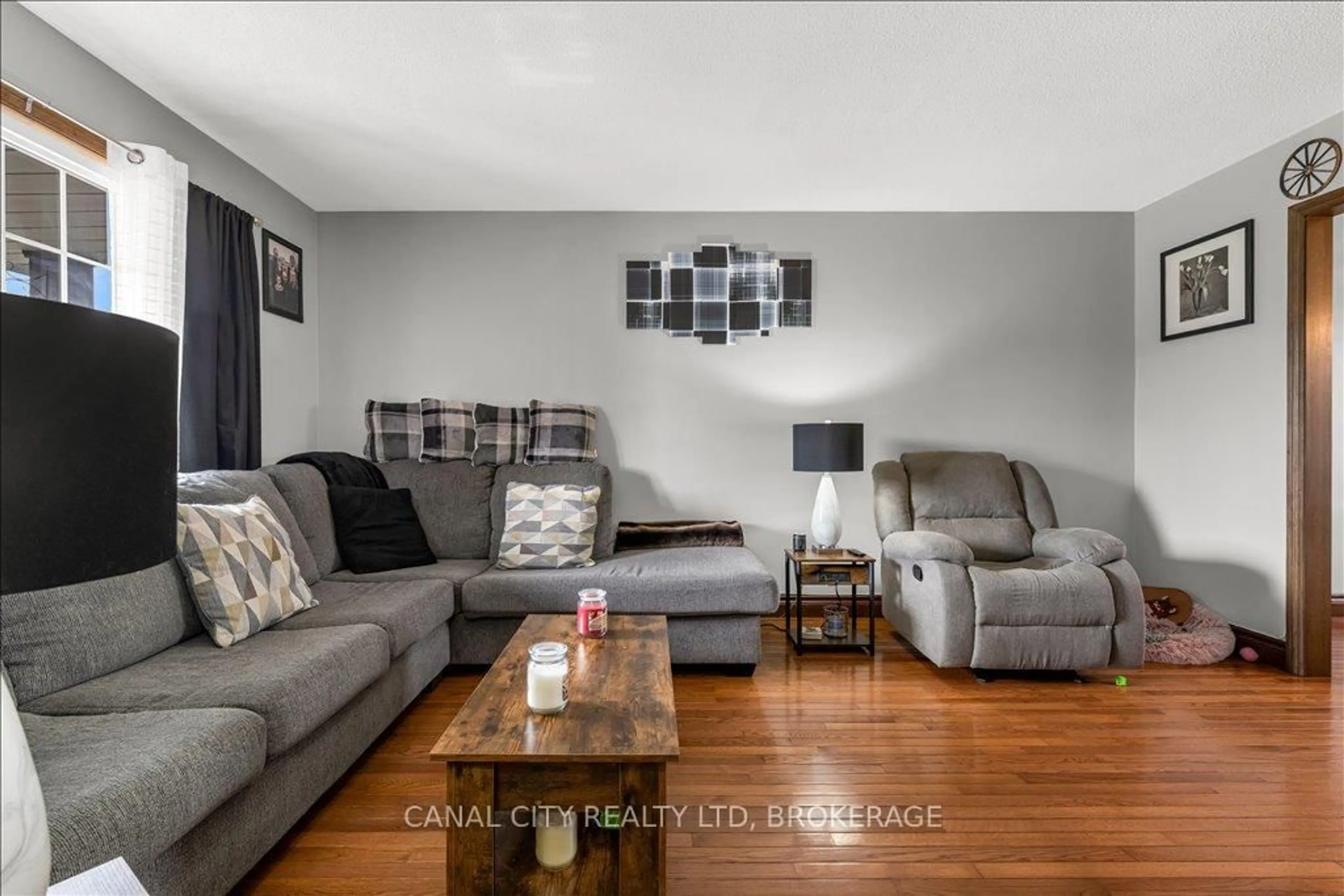 Living room with furniture, unknown for 20 Capri St, Thorold Ontario L2V 4S8