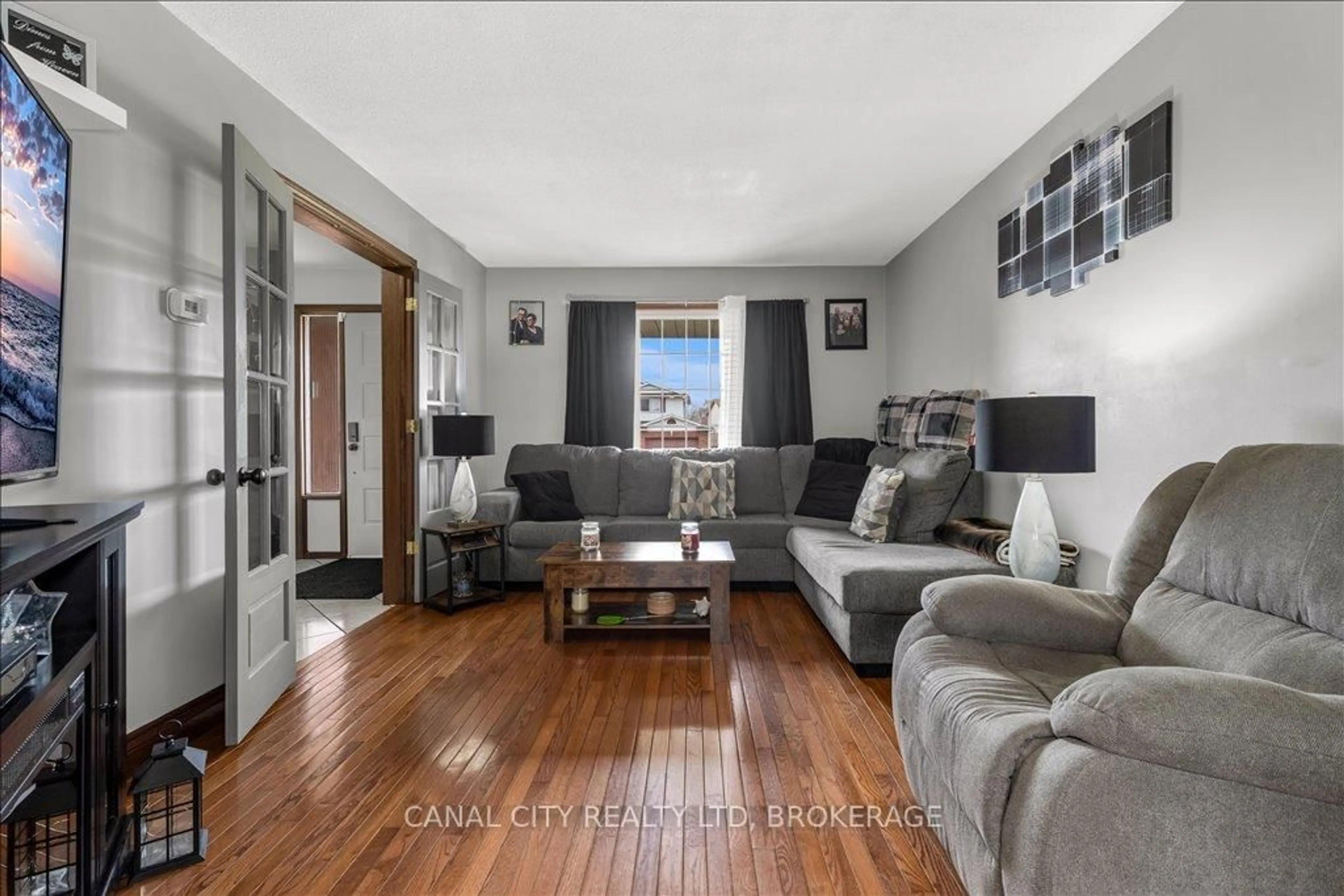 Living room with furniture, wood/laminate floor for 20 Capri St, Thorold Ontario L2V 4S8