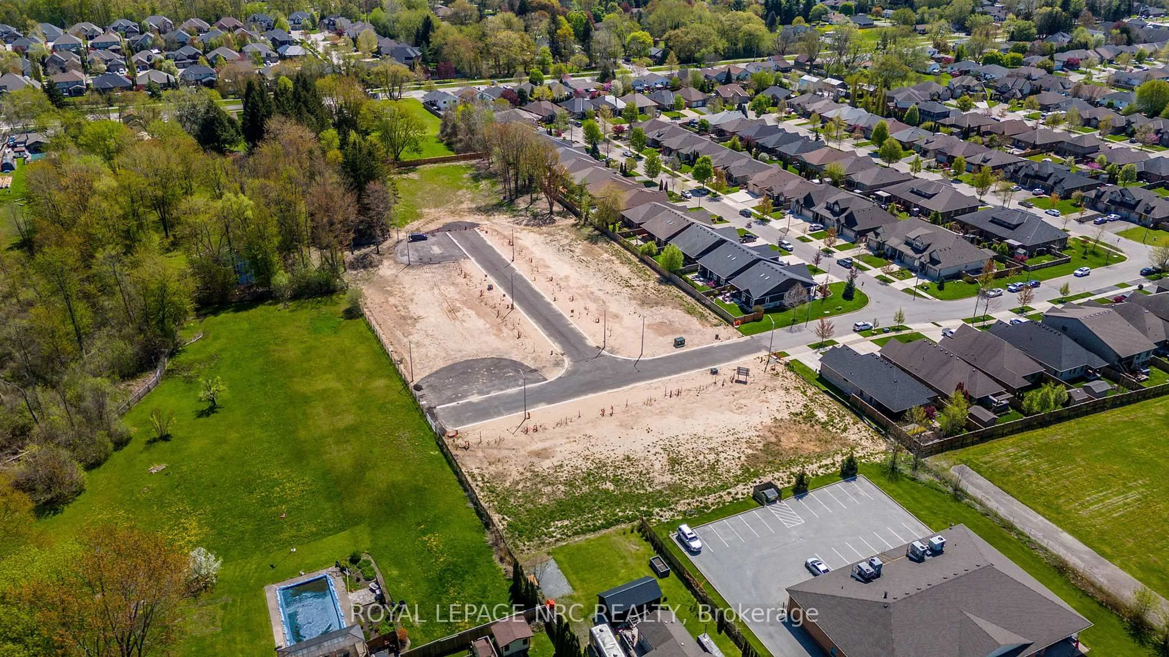 A pic from outside/outdoor area/front of a property/back of a property/a pic from drone, street for 6 Stickles St, Pelham Ontario L3C 3C3