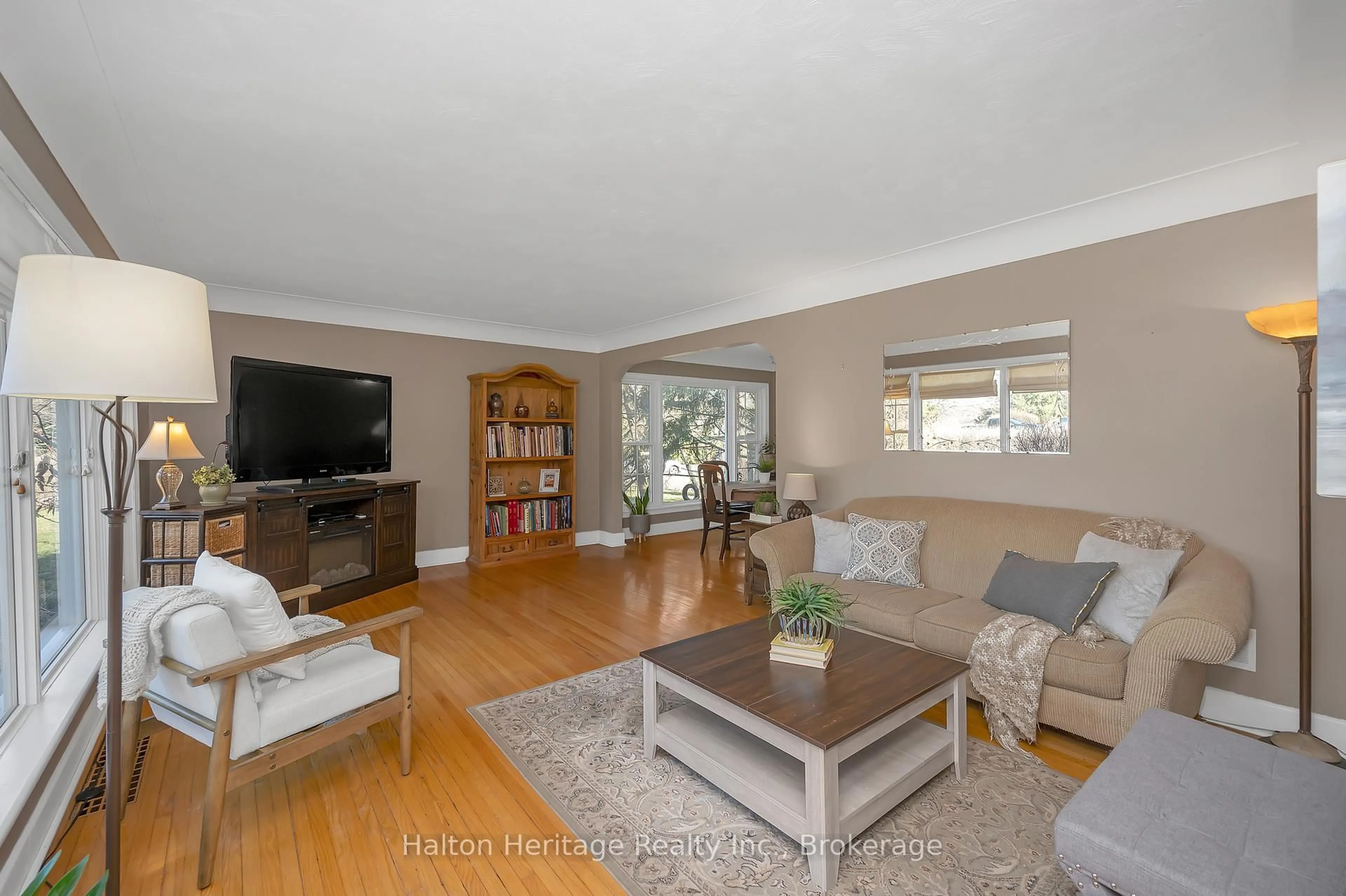 Living room with furniture, wood/laminate floor for 1386 Centre Rd, Hamilton Ontario L0R 1H1