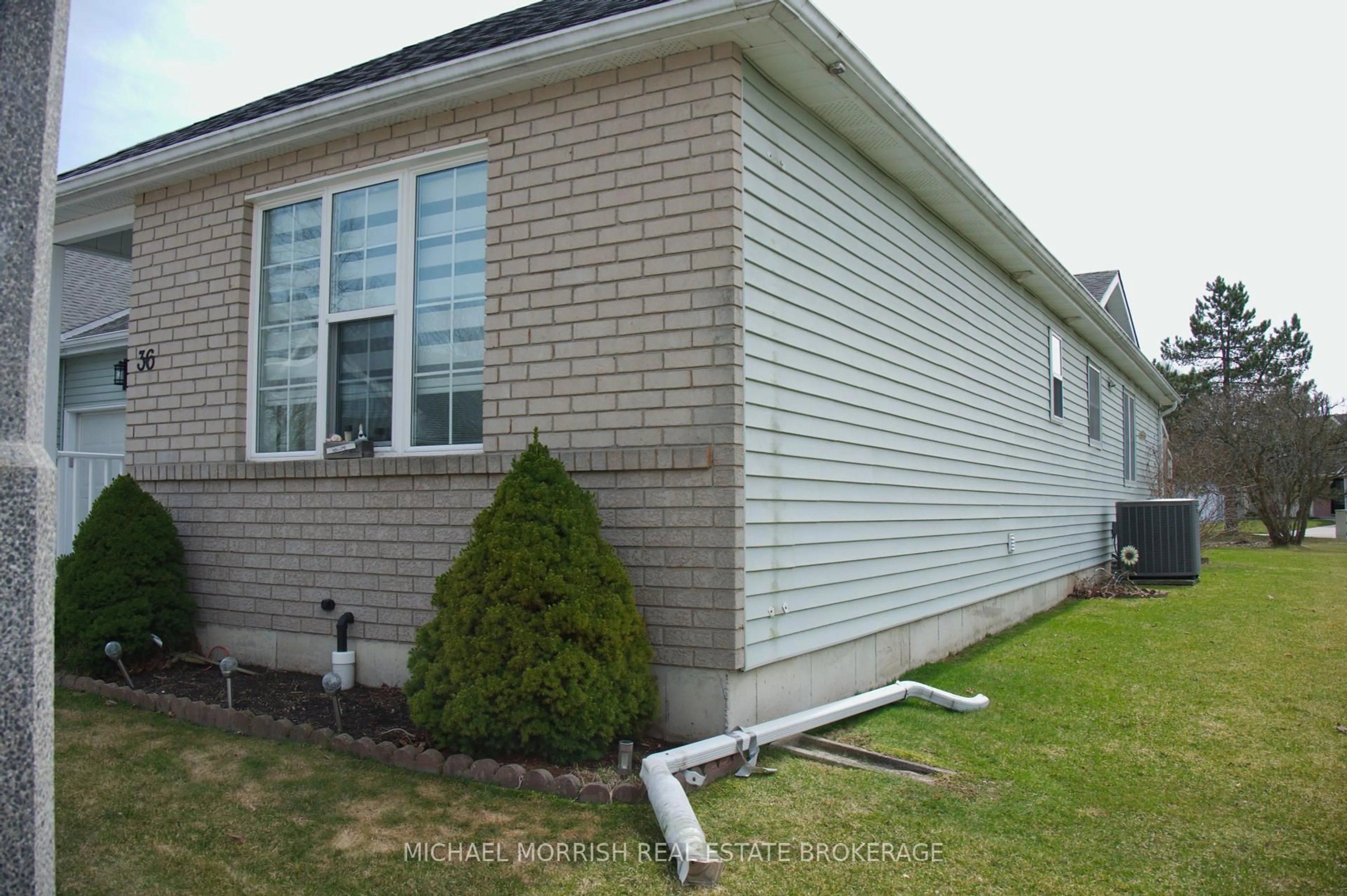 Home with vinyl exterior material, building for 36 Jackson Crt, Tillsonburg Ontario N4G 5R3