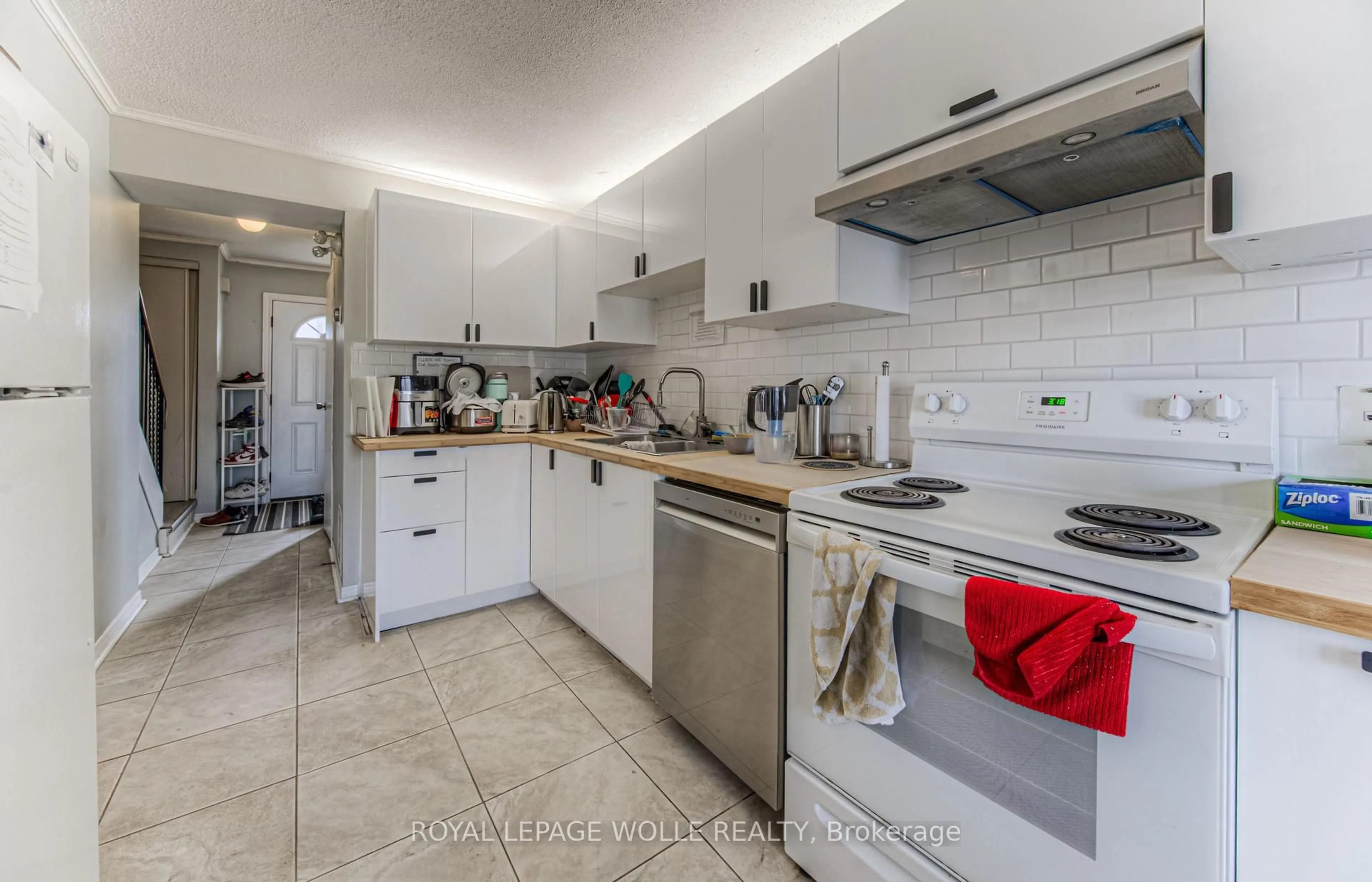 Standard kitchen, ceramic/tile floor for 121 University Ave #9, Waterloo Ontario N2J 4J1