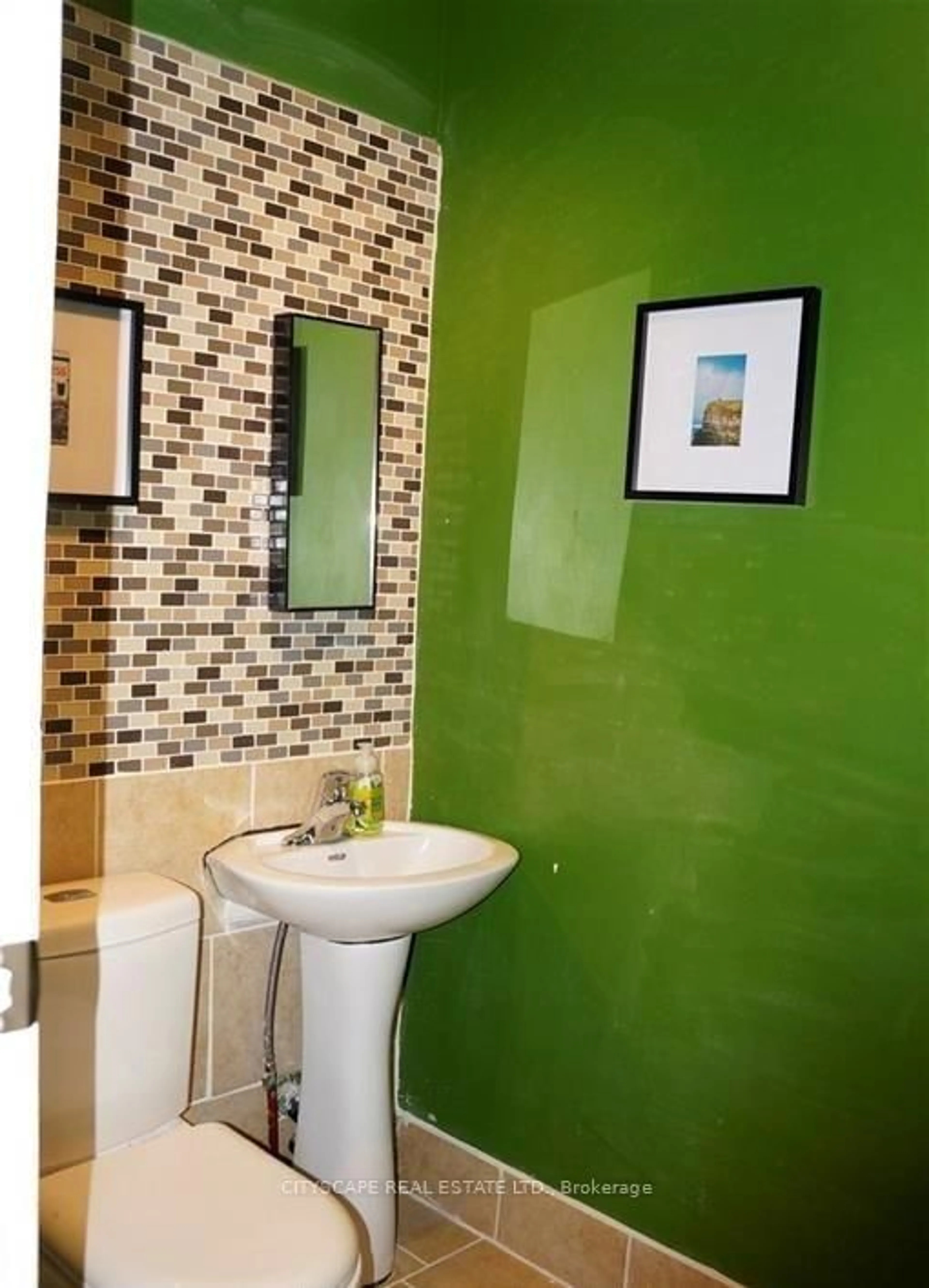 Standard bathroom, ceramic/tile floor for 342 Brock St, Fort Erie Ontario L2A 2X3