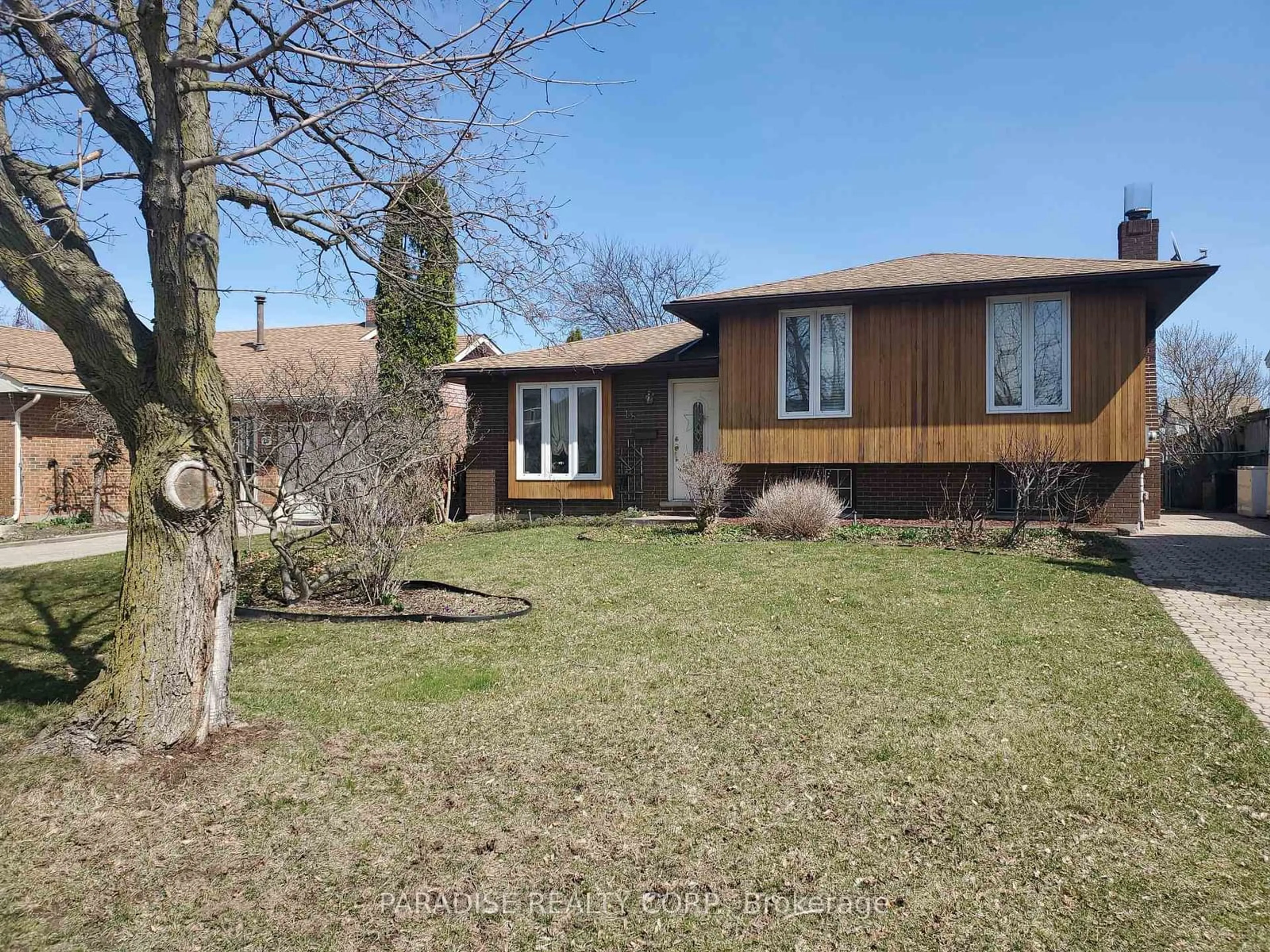 A pic from outside/outdoor area/front of a property/back of a property/a pic from drone, street for 18 Willcher Dr, St. Catharines Ontario L2M 7C8