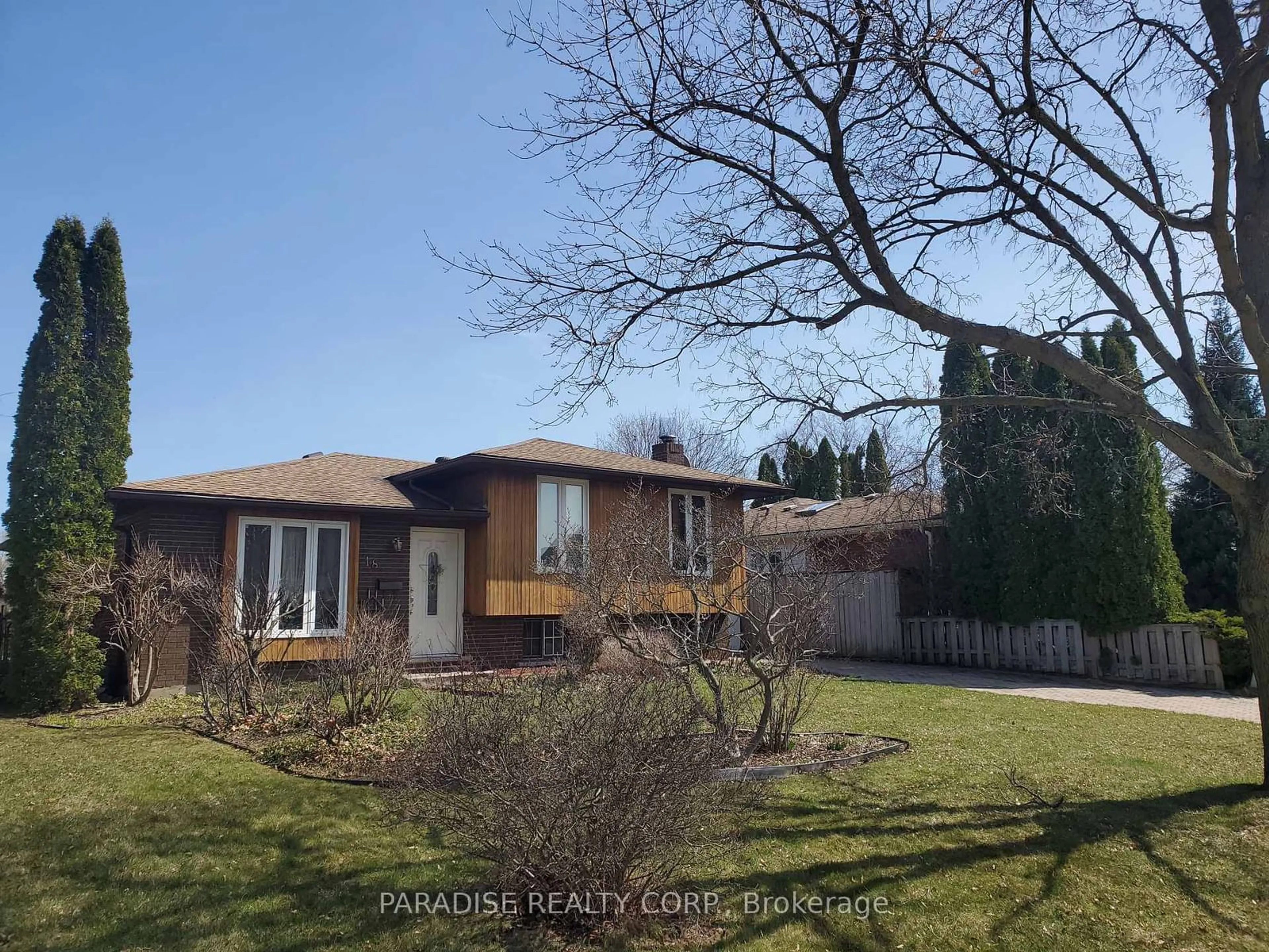 A pic from outside/outdoor area/front of a property/back of a property/a pic from drone, street for 18 Willcher Dr, St. Catharines Ontario L2M 7C8