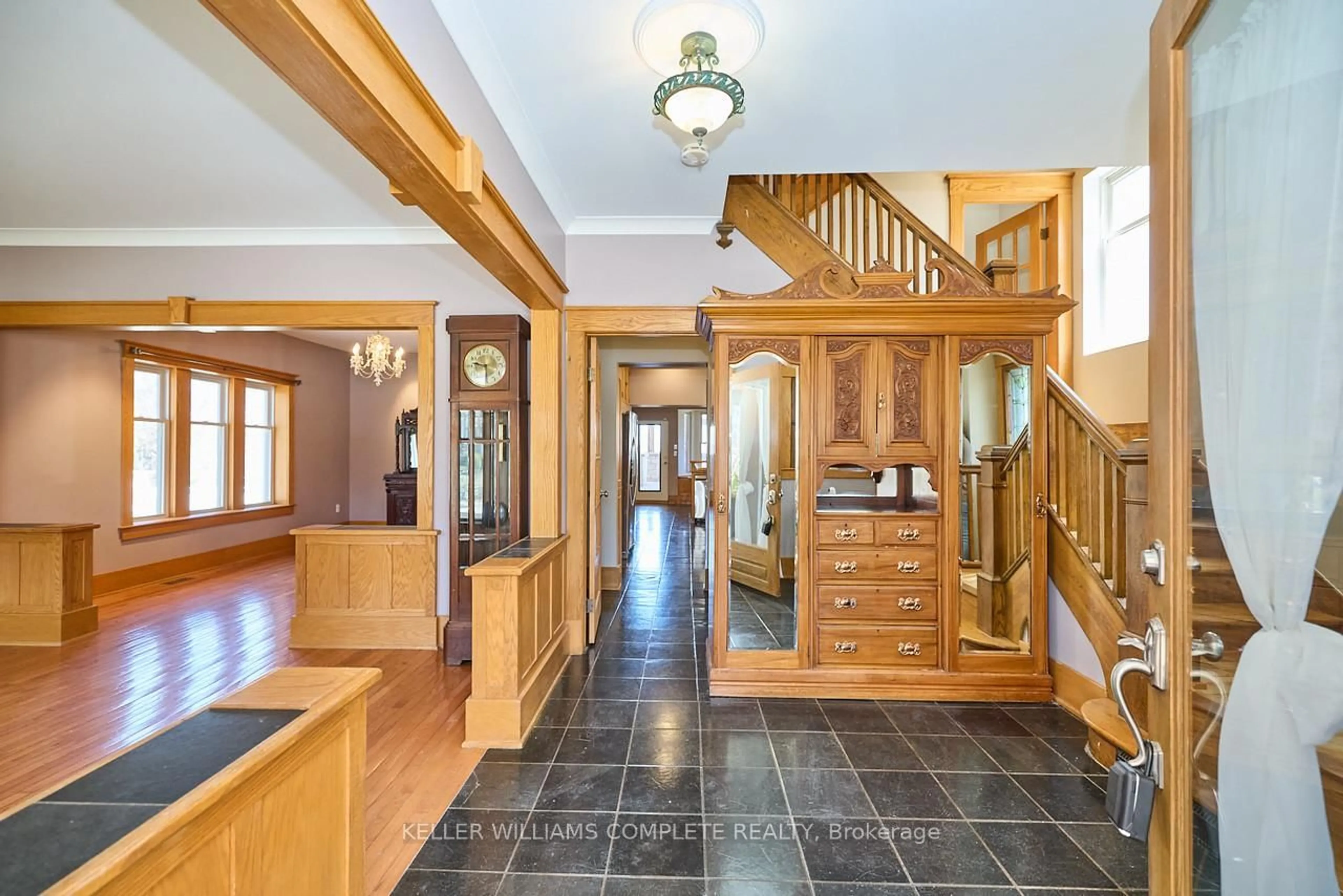 Indoor foyer for 4915 KING St, Lincoln Ontario L0R 1B0
