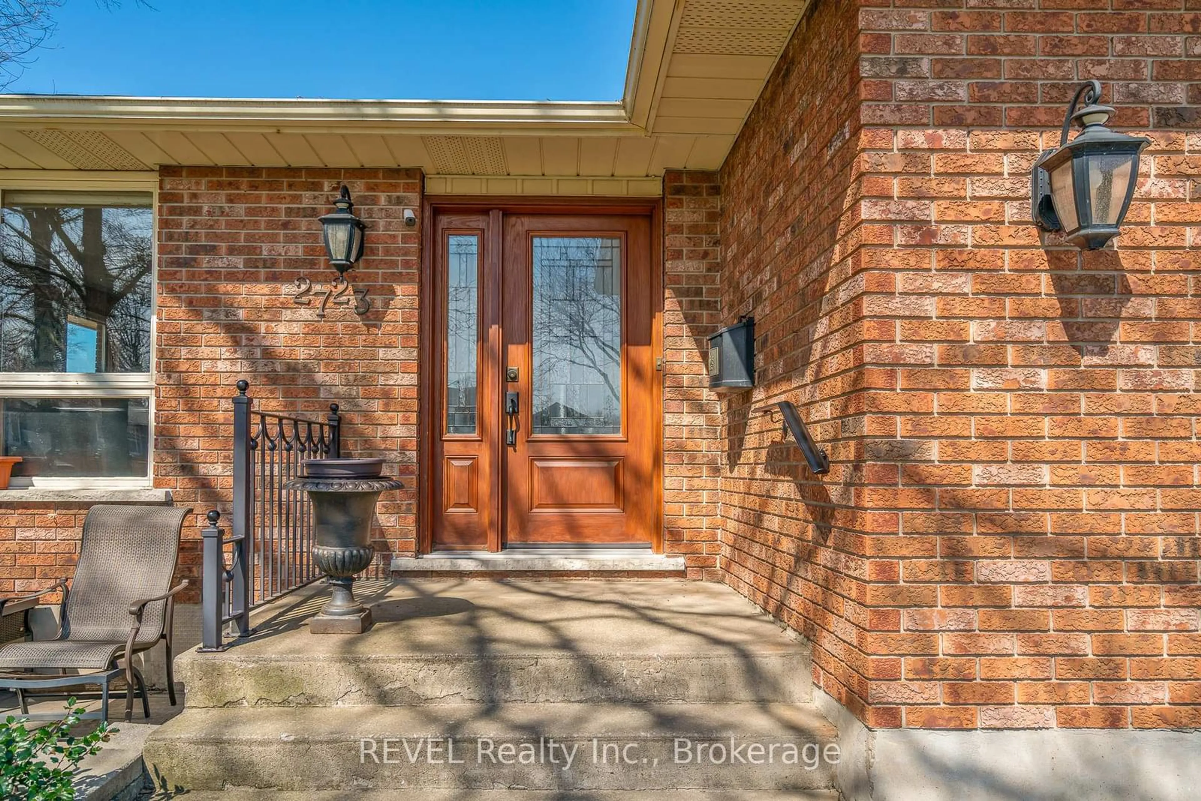 Indoor entryway for 2723 Lalemant Rd, Niagara Falls Ontario L2J 4G4
