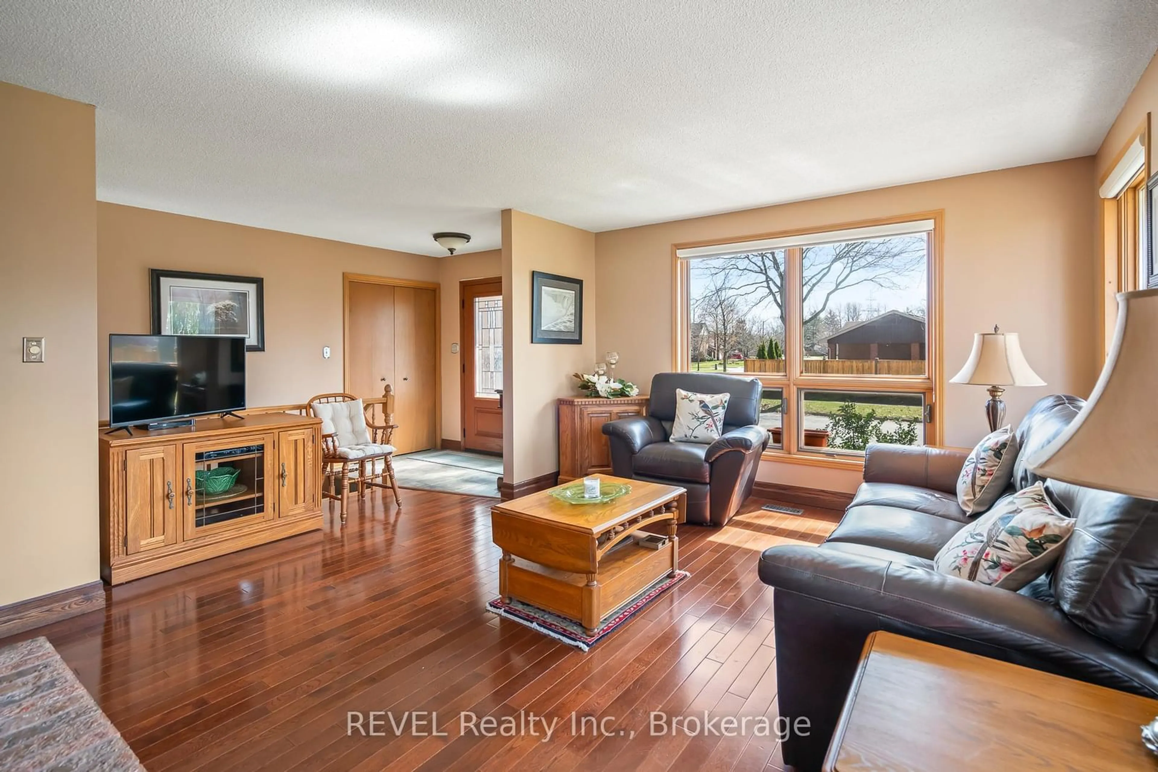Living room with furniture, wood/laminate floor for 2723 Lalemant Rd, Niagara Falls Ontario L2J 4G4