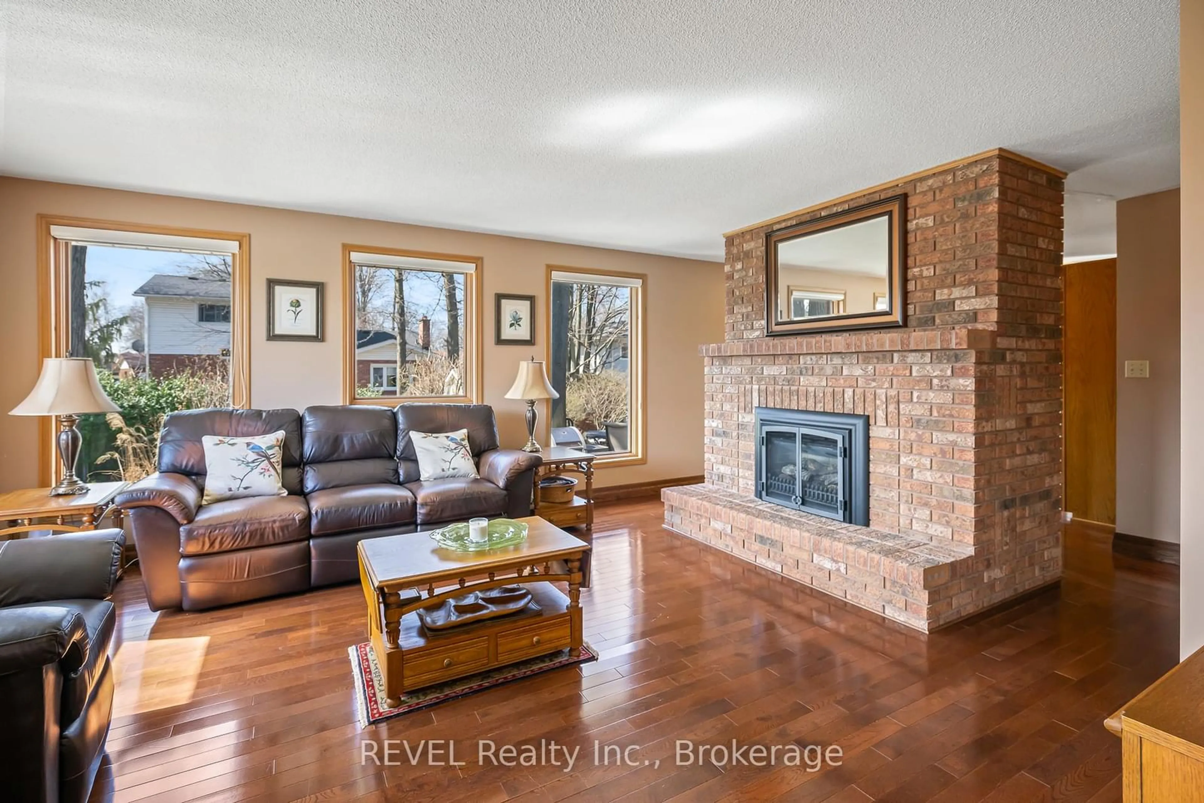 Living room with furniture, unknown for 2723 Lalemant Rd, Niagara Falls Ontario L2J 4G4