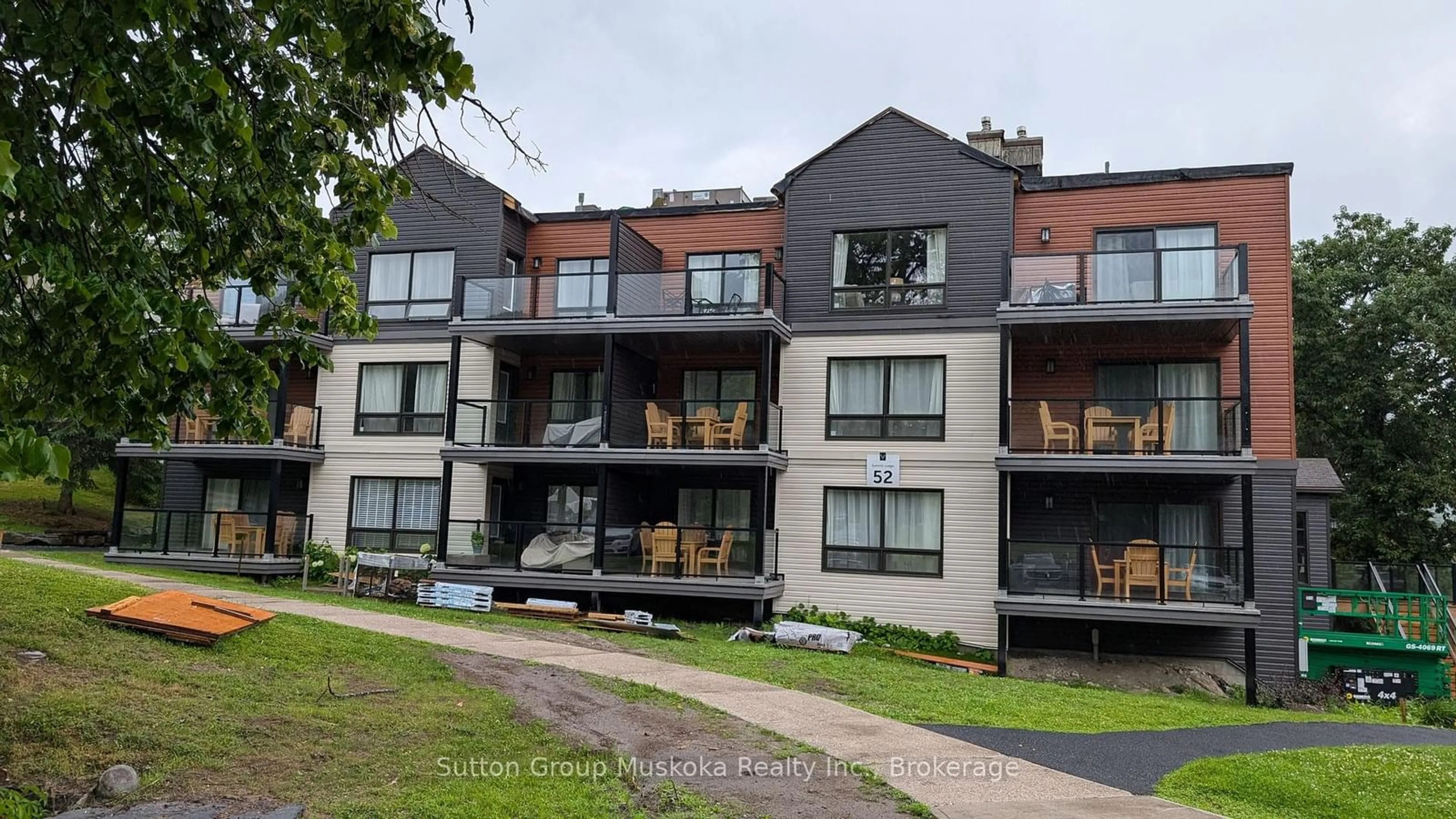 A pic from outside/outdoor area/front of a property/back of a property/a pic from drone, unknown for 1235 DEERHURST Dr #52-307, Huntsville Ontario P1H 2E8