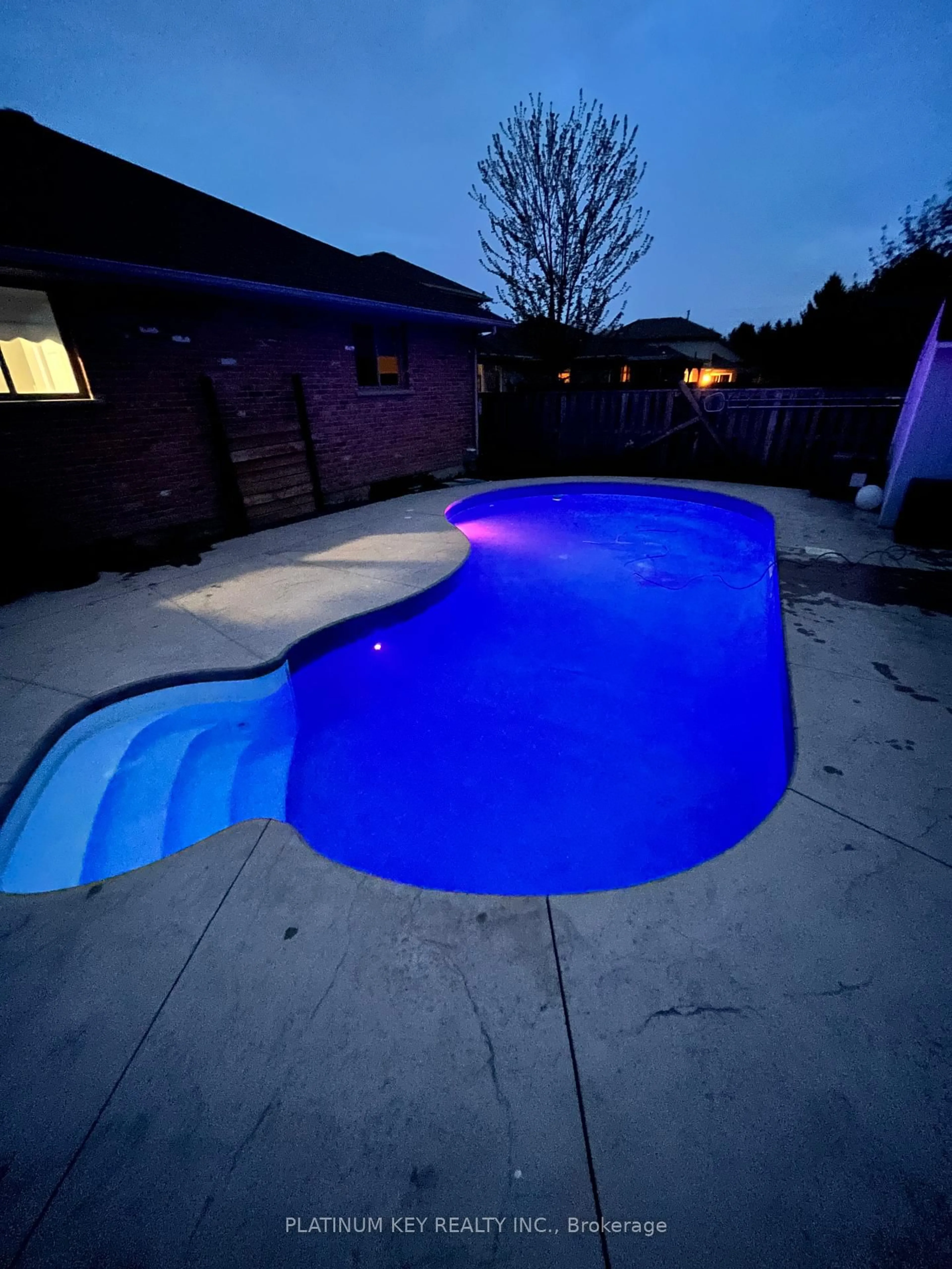 Pool for 596 Harris Circ, Strathroy-Caradoc Ontario N7G 4H3