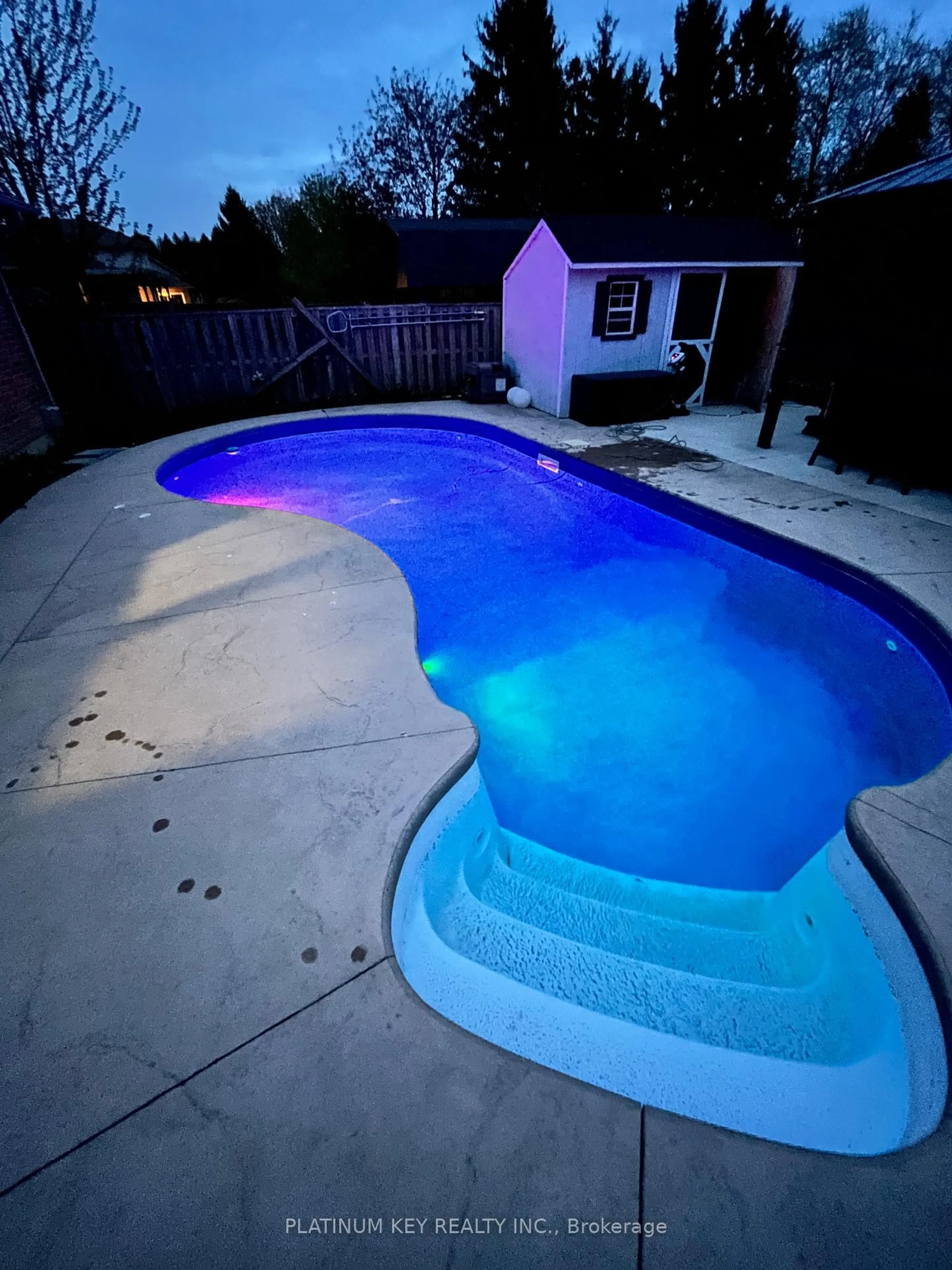 Pool for 596 Harris Circ, Strathroy-Caradoc Ontario N7G 4H3
