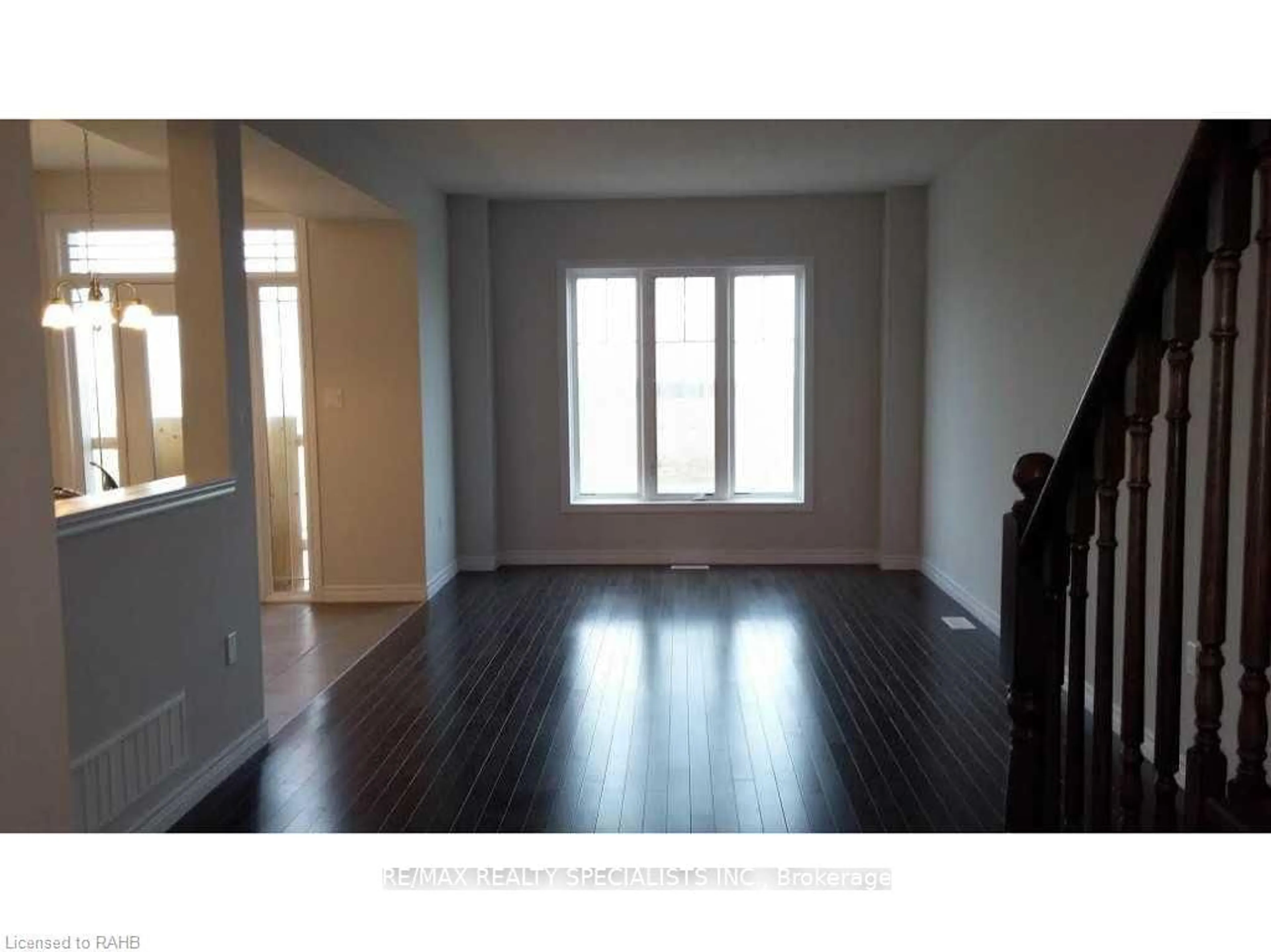 A pic of a room for 7 Lakelawn Rd #13, Grimsby Ontario L3M 0E9