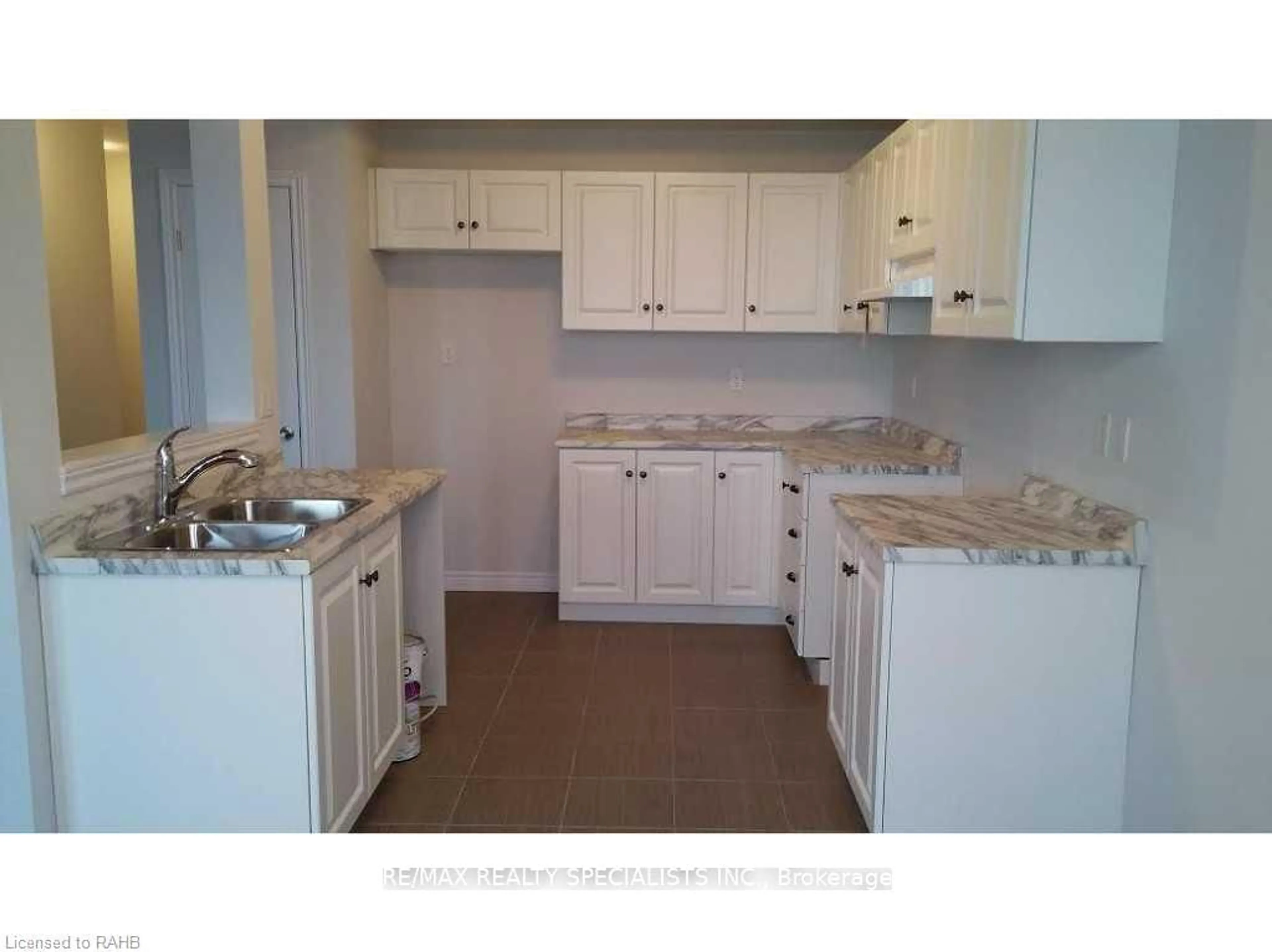 Standard kitchen, unknown for 7 Lakelawn Rd #13, Grimsby Ontario L3M 0E9