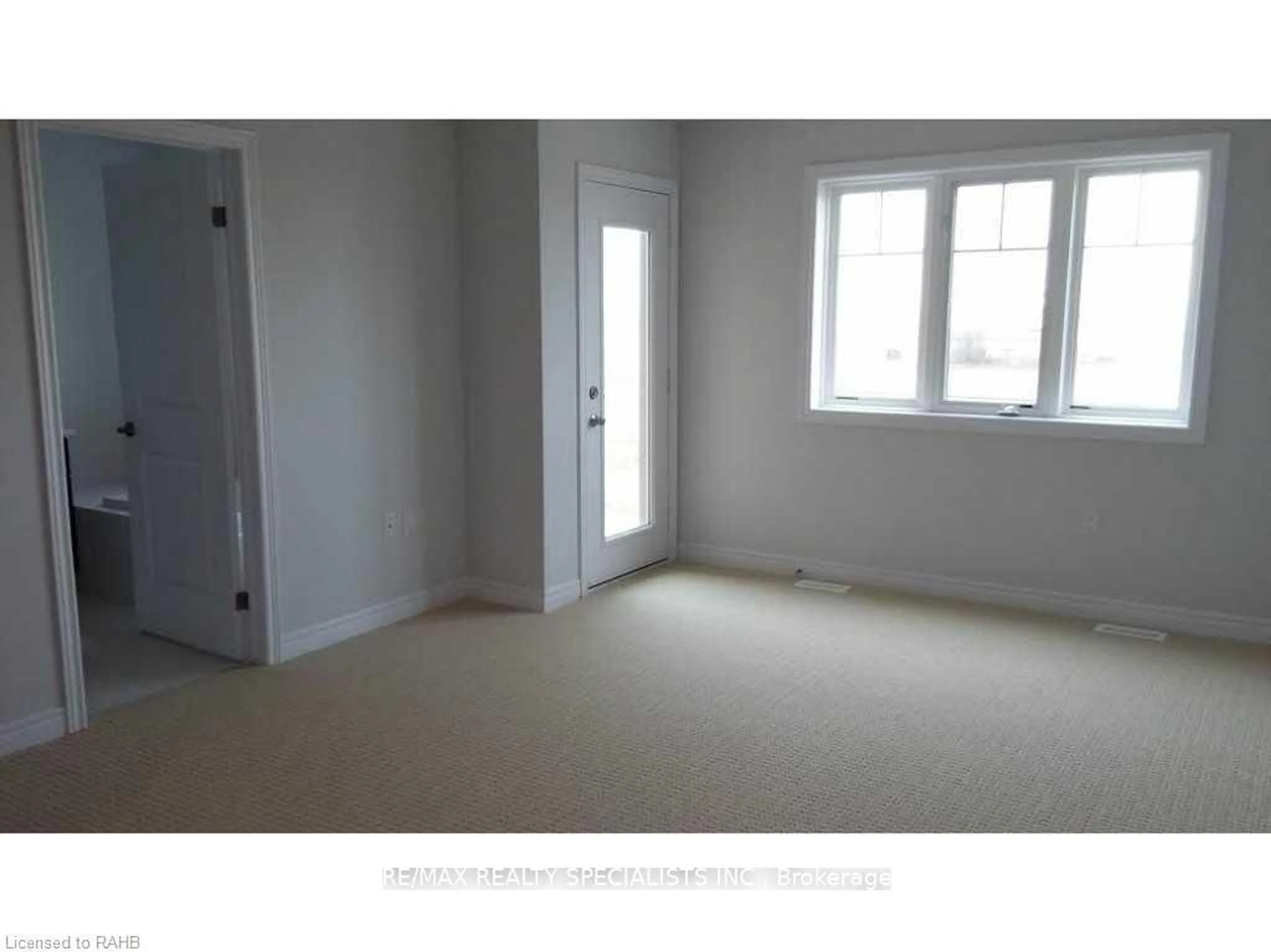 A pic of a room for 7 Lakelawn Rd #13, Grimsby Ontario L3M 0E9