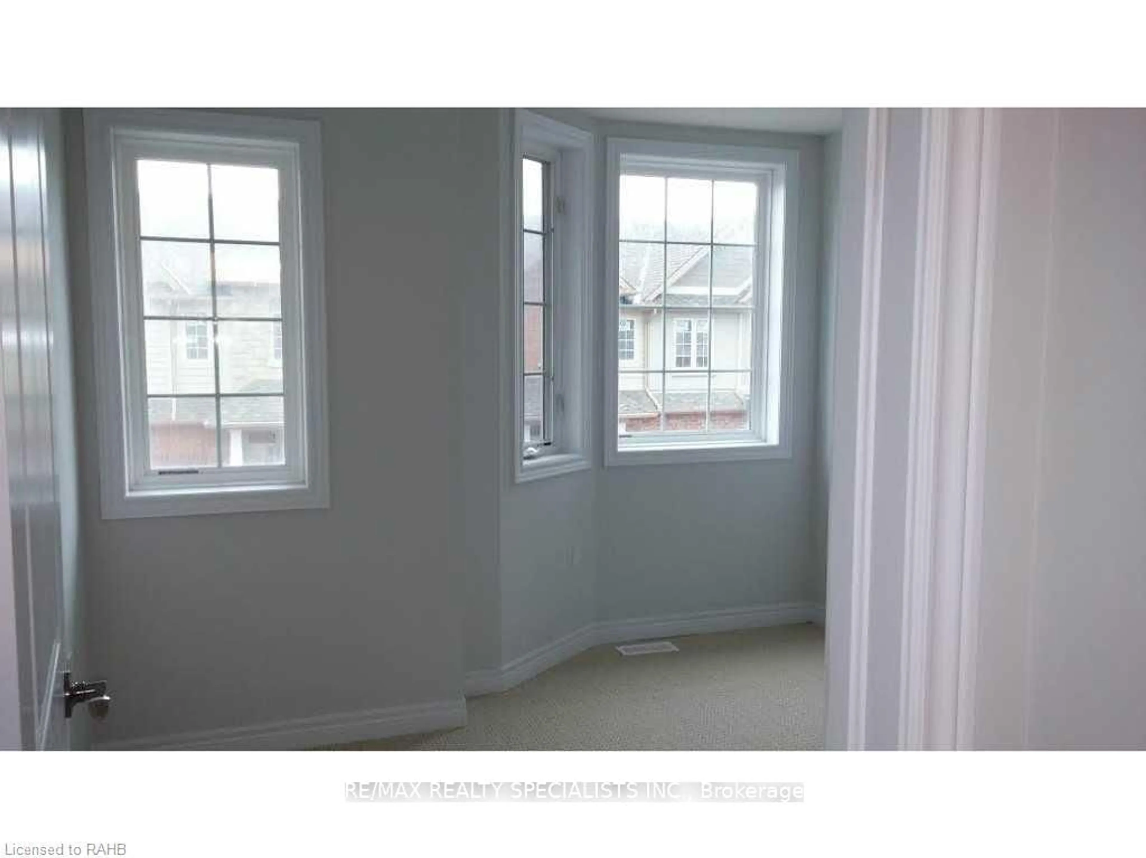 A pic of a room for 7 Lakelawn Rd #13, Grimsby Ontario L3M 0E9