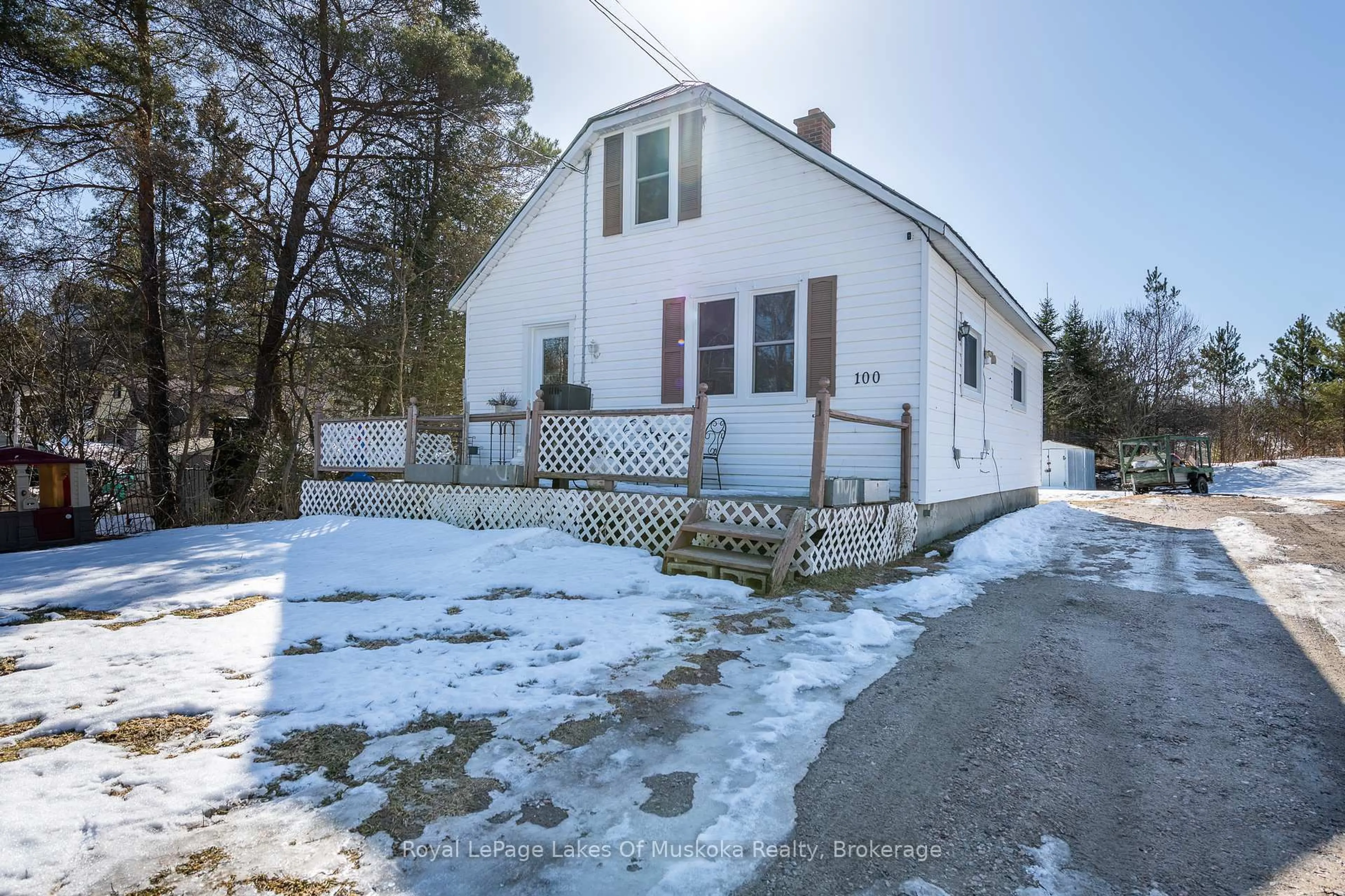 A pic from outside/outdoor area/front of a property/back of a property/a pic from drone, street for 100 Queen St, Burk's Falls Ontario P0A 1C0