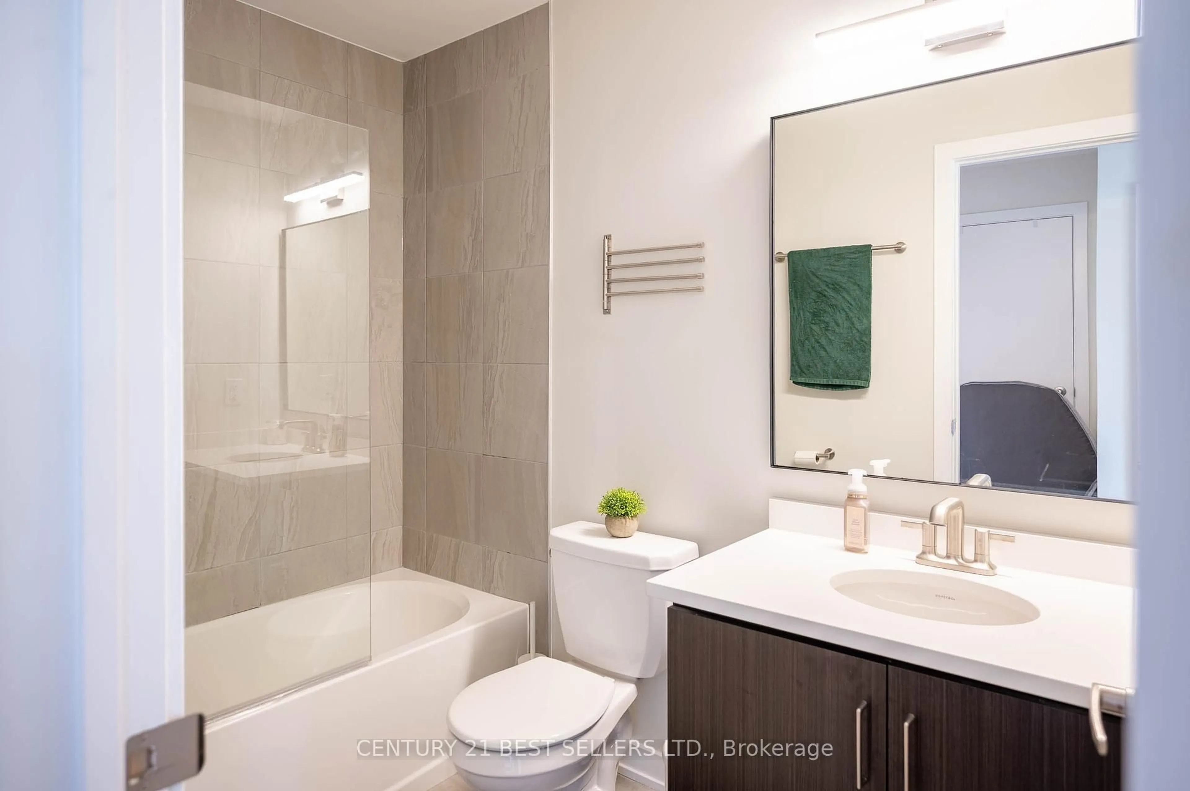 Standard bathroom, ceramic/tile floor for 590 North Service Rd #66, Hamilton Ontario L8E 0K5
