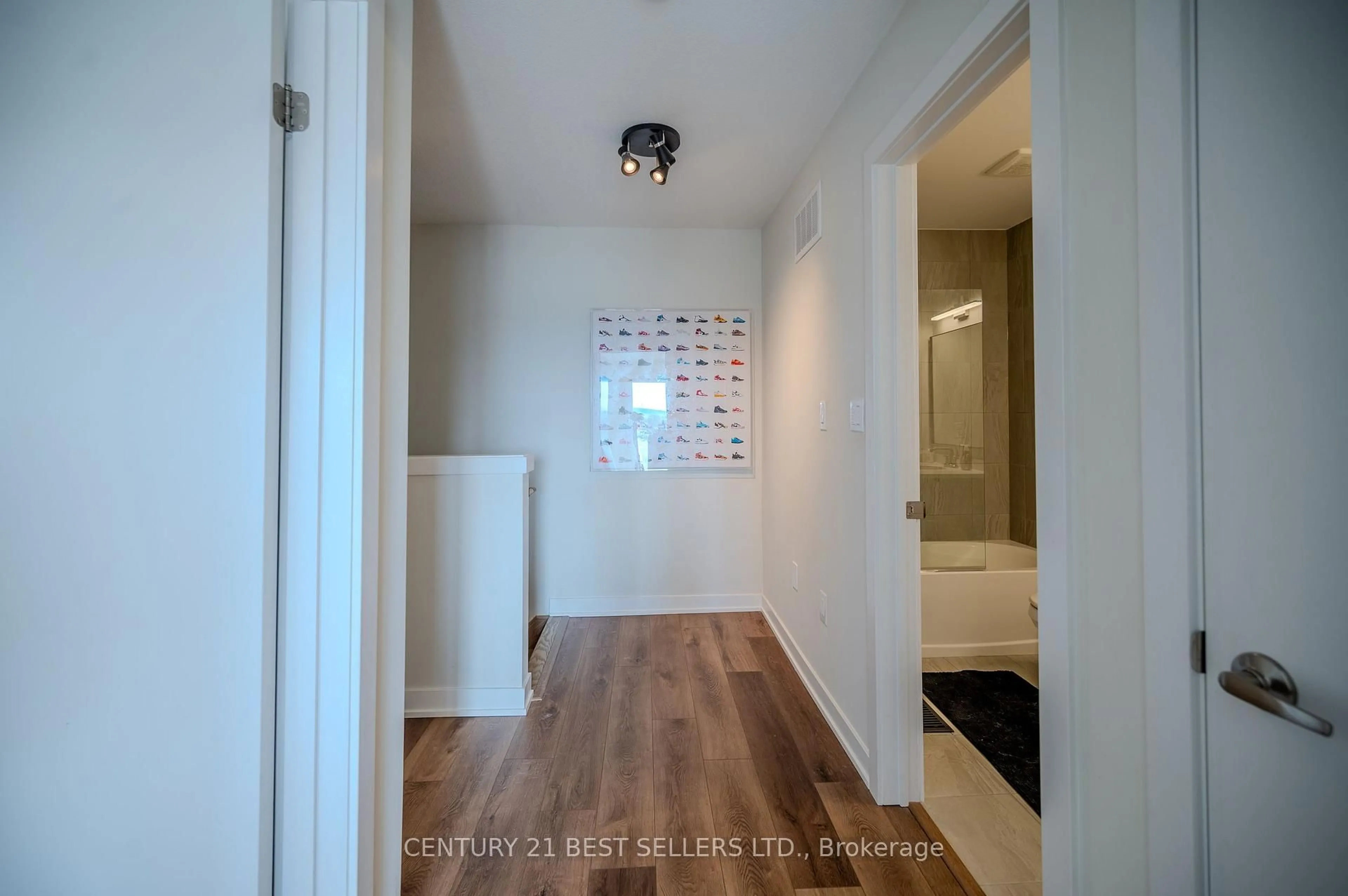 Indoor entryway for 590 North Service Rd #66, Hamilton Ontario L8E 0K5